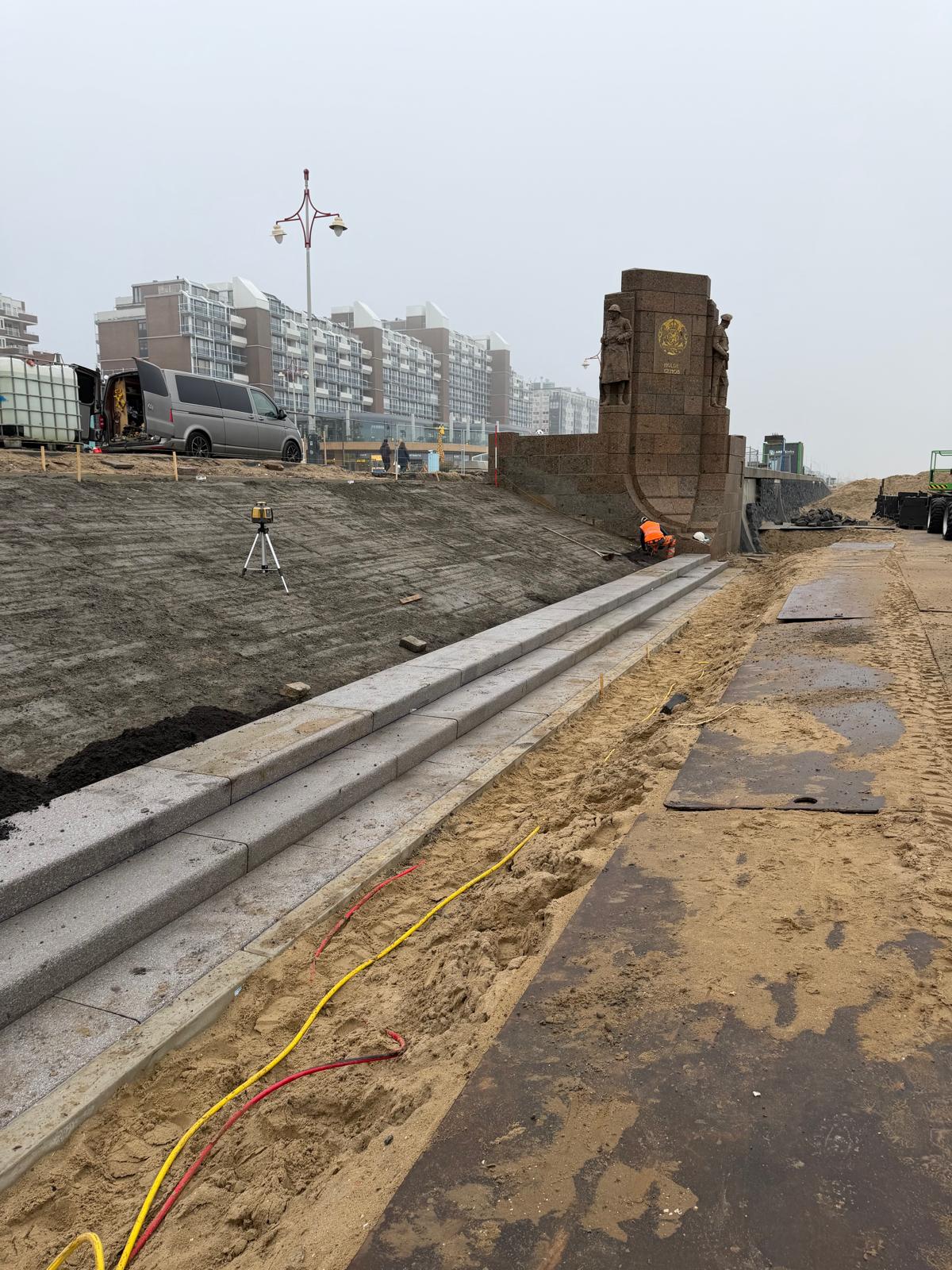 De eerste treden van de trap naar de boulevard voor het Kurhaus