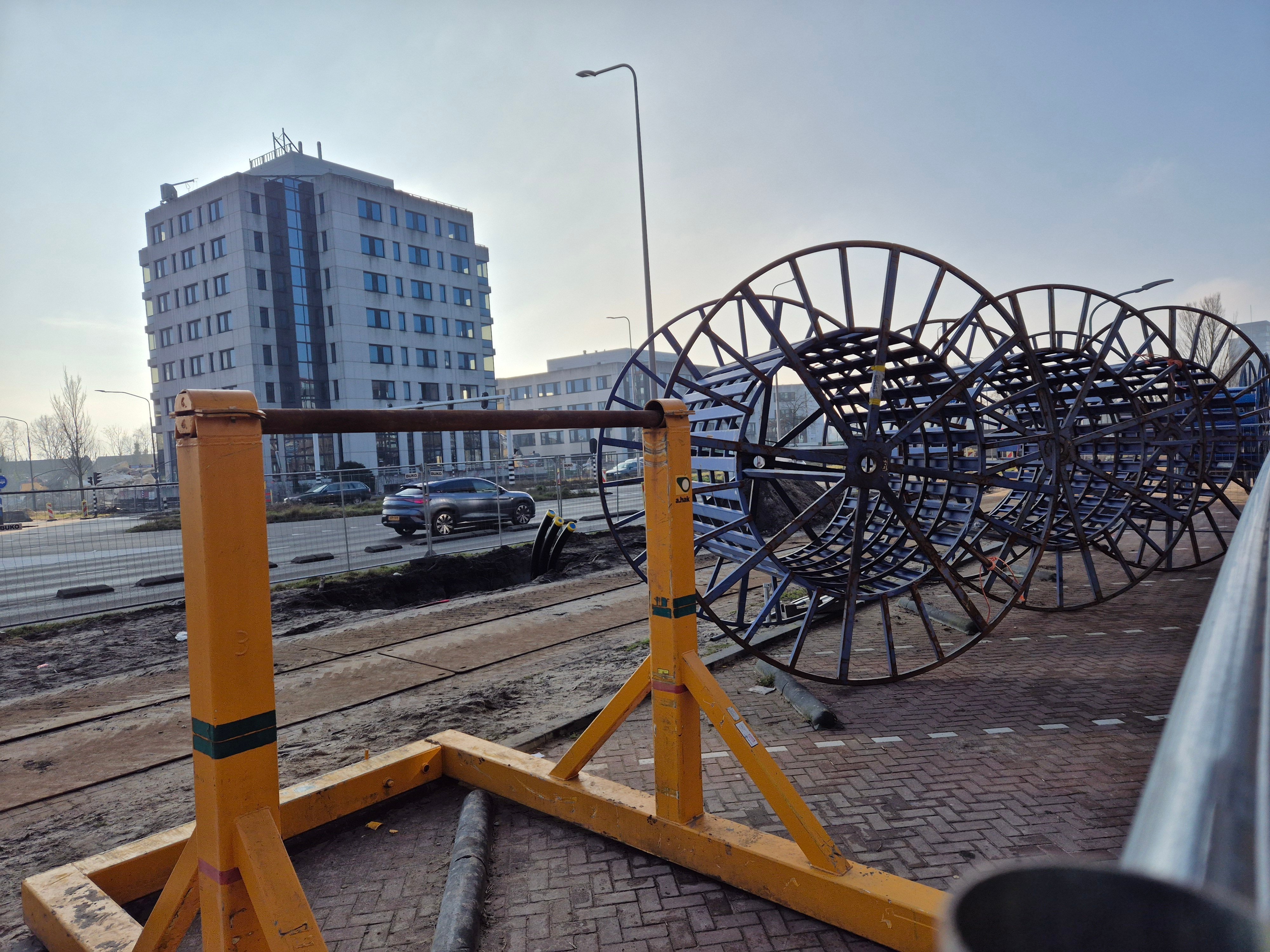 Links naast de haspels is nog net te zien waar de buizen bovengronds komen.