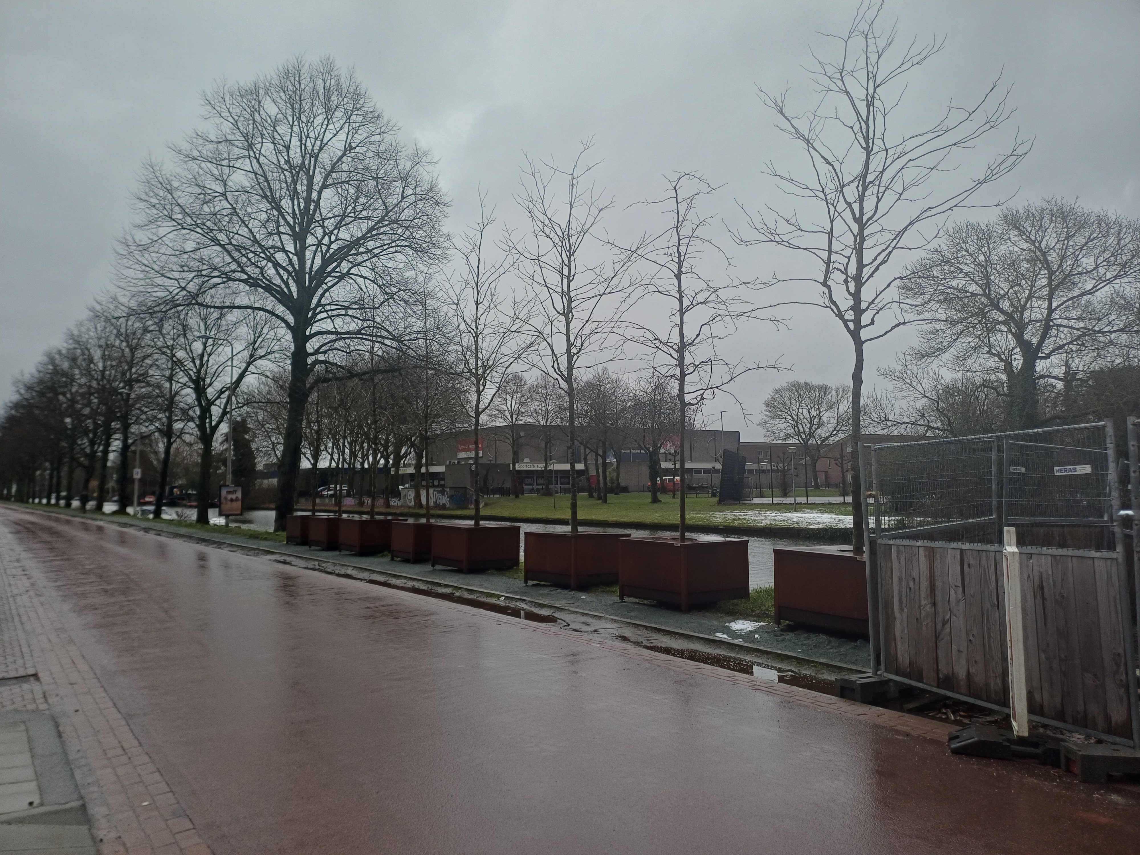De plantenbakken zijn tijdelijk op de Jutfaseweg geplaatst