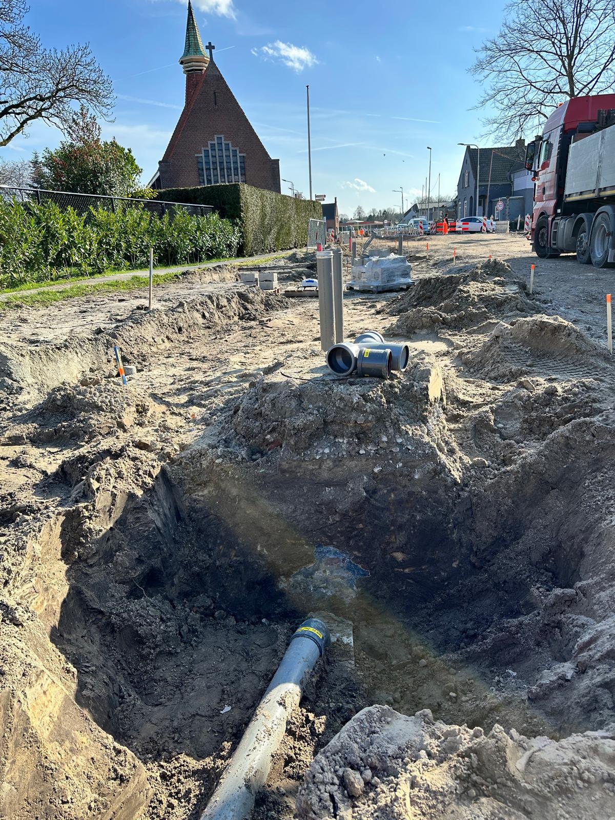 Voorzijde foto: het riool. De buizen die naar boven lopen komen uit op nieuwe kolken.
