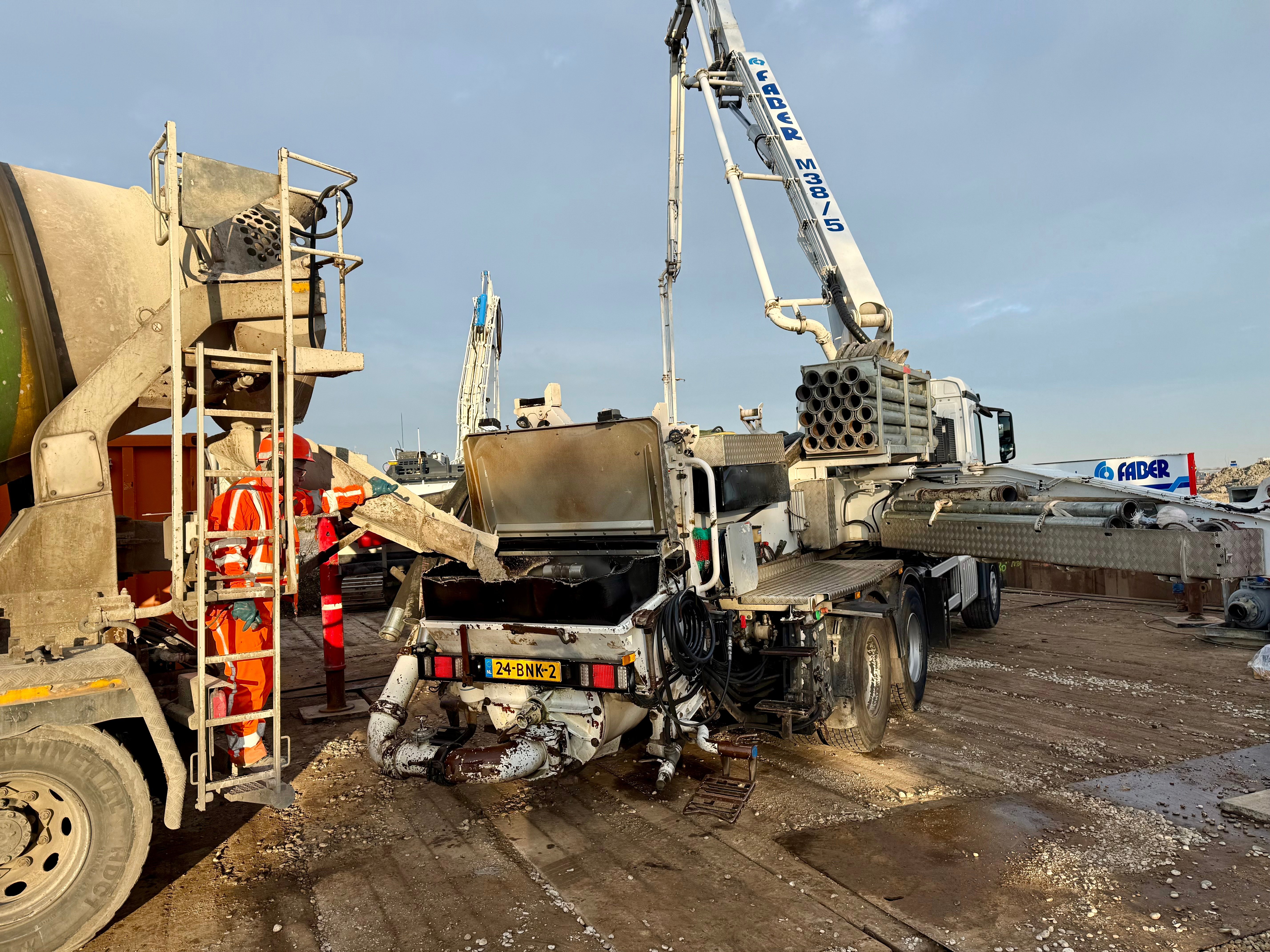 Met een betonpomp wordt het beton vanuit de betonmixer naar de bouwkuip gebracht.