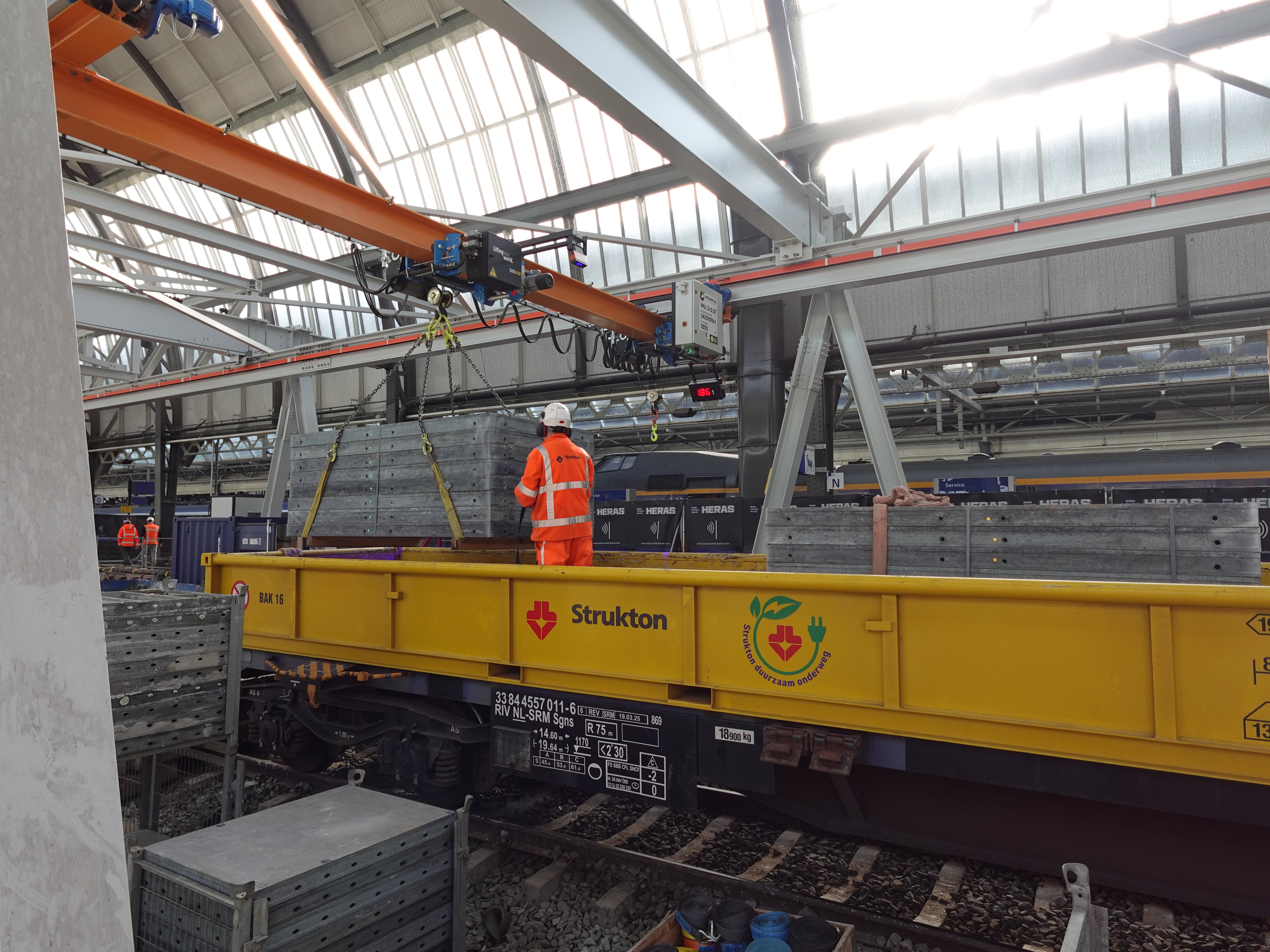 De werktrein voert materialen aan en af.