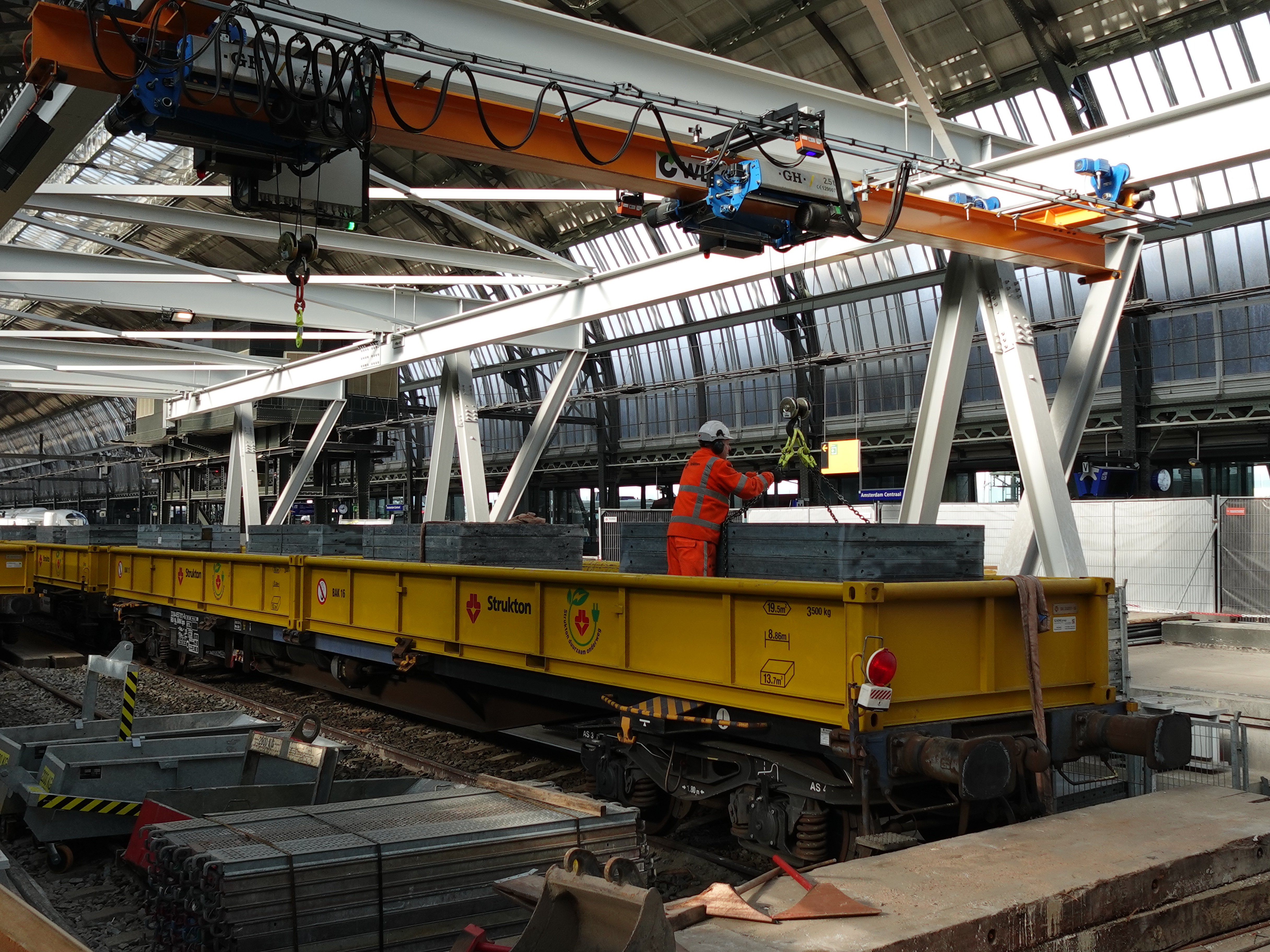 De bovenloopkraan zorgt ervoor dat de materialen eenvoudig van en naar de werktrein komen.