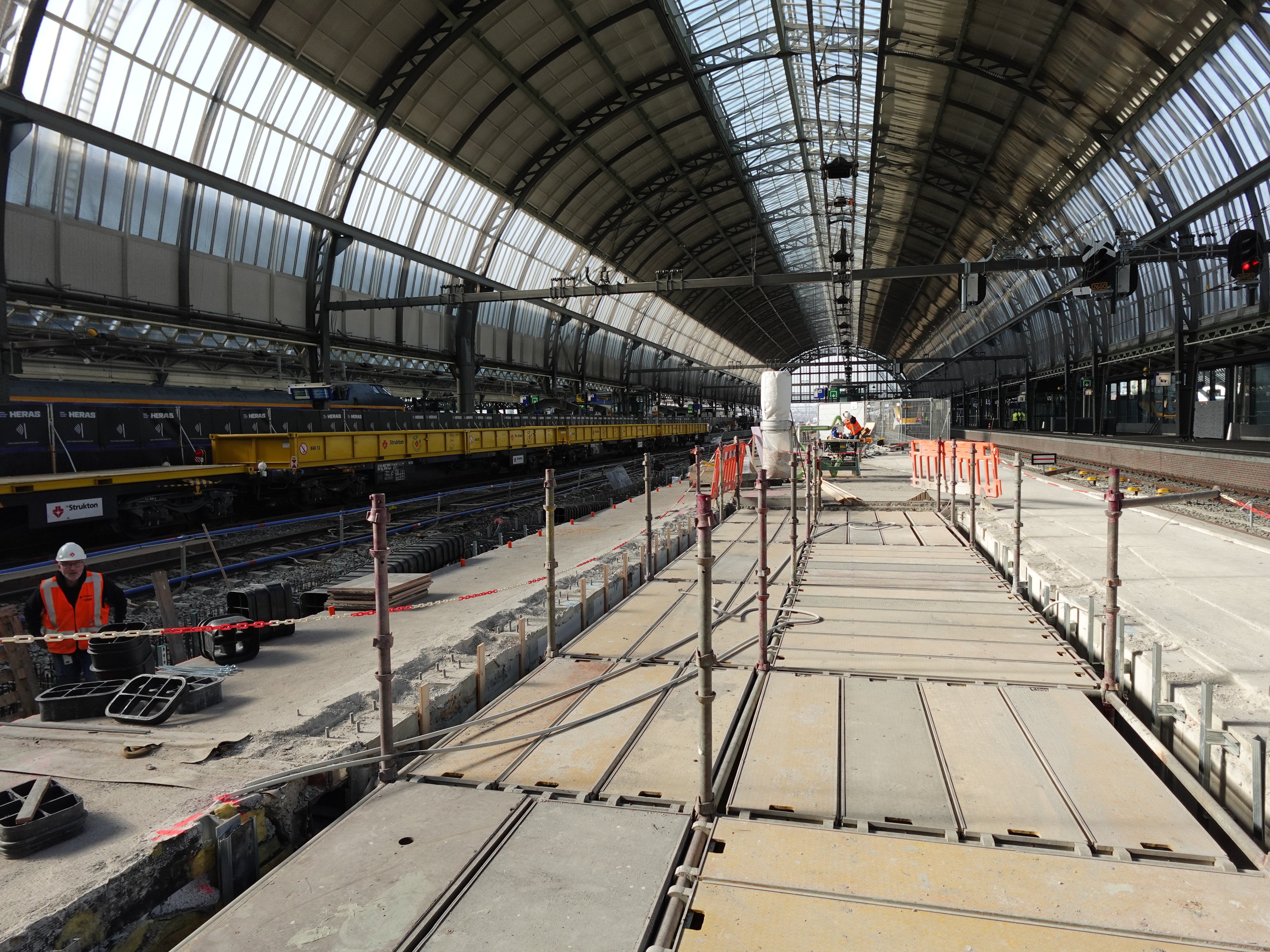 De stijgpunten ter hoogte van de Middentunnel worden omgewisseld, waar de roltrap zat komt de trap en andersom. Dit heeft te maken met een verbetering van de afwikkeling van de reizigers.