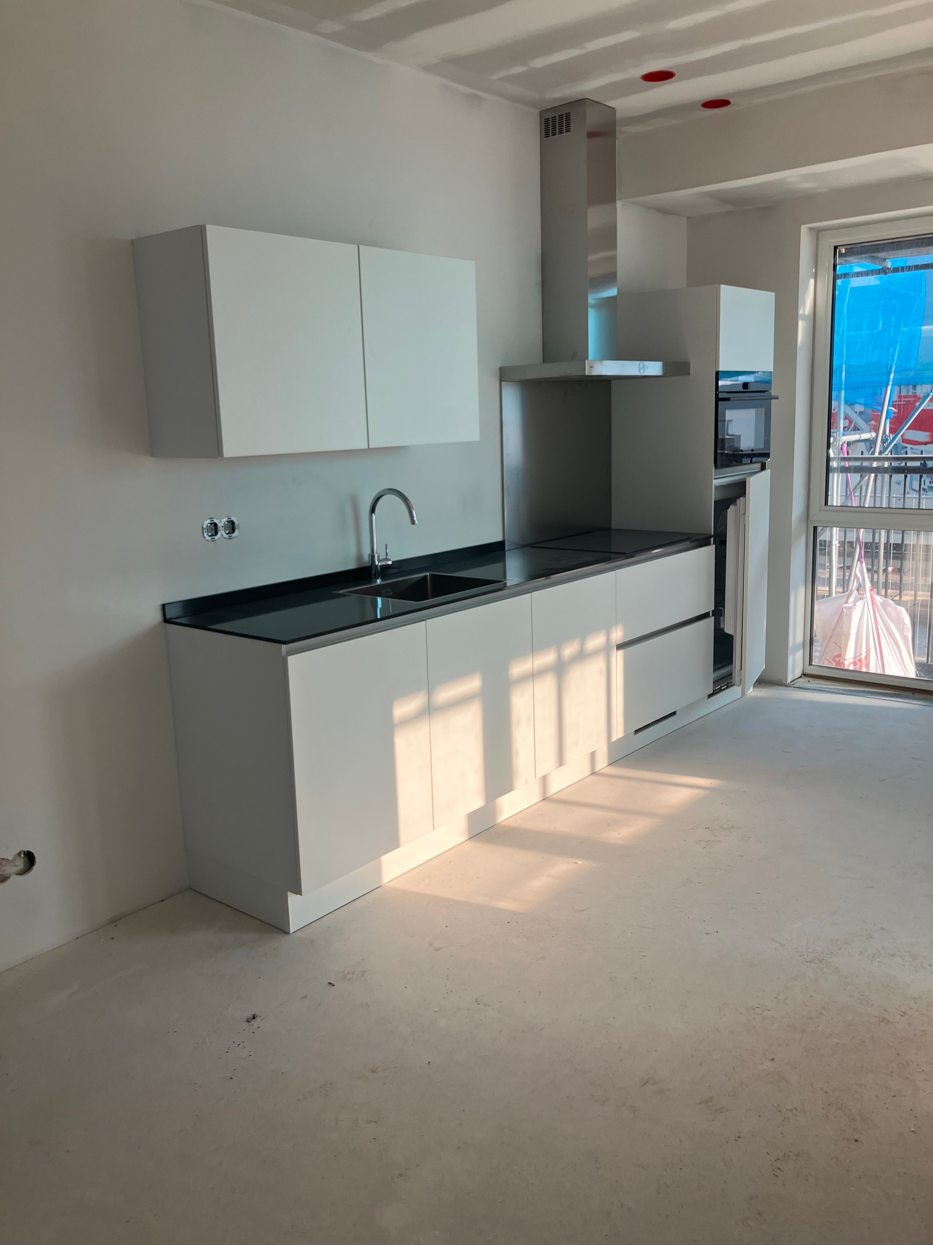 In de proefwoningen zijn de eerste keukens geplaatst.