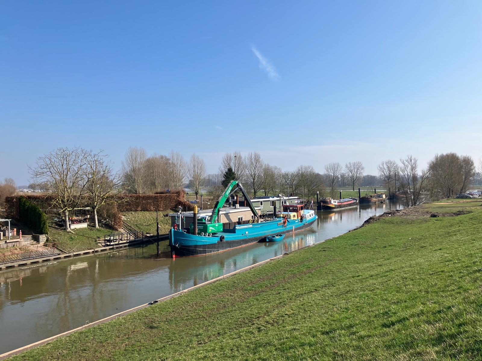 Het kraanschip in het Inundatiekanaal.