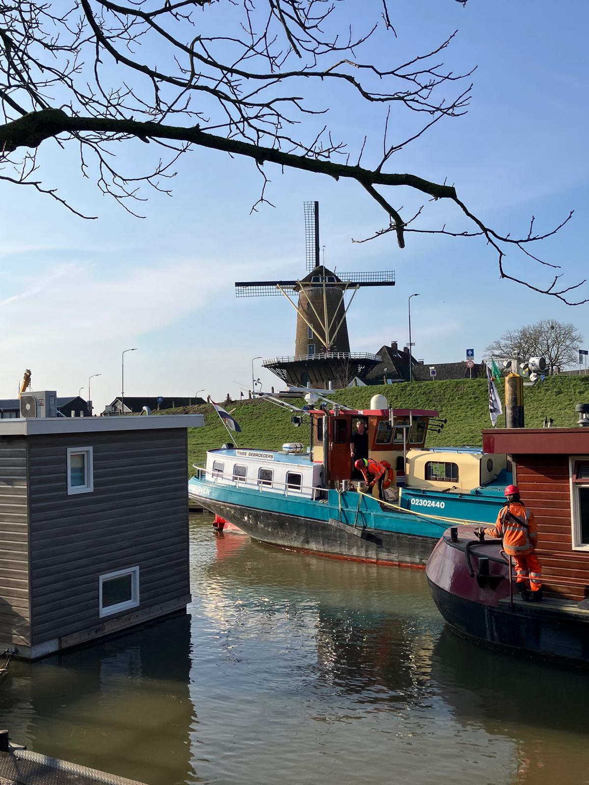 Voordat de woonboten versleept kunnen worden, moeten alle aansluitingen worden afgekoppeld.