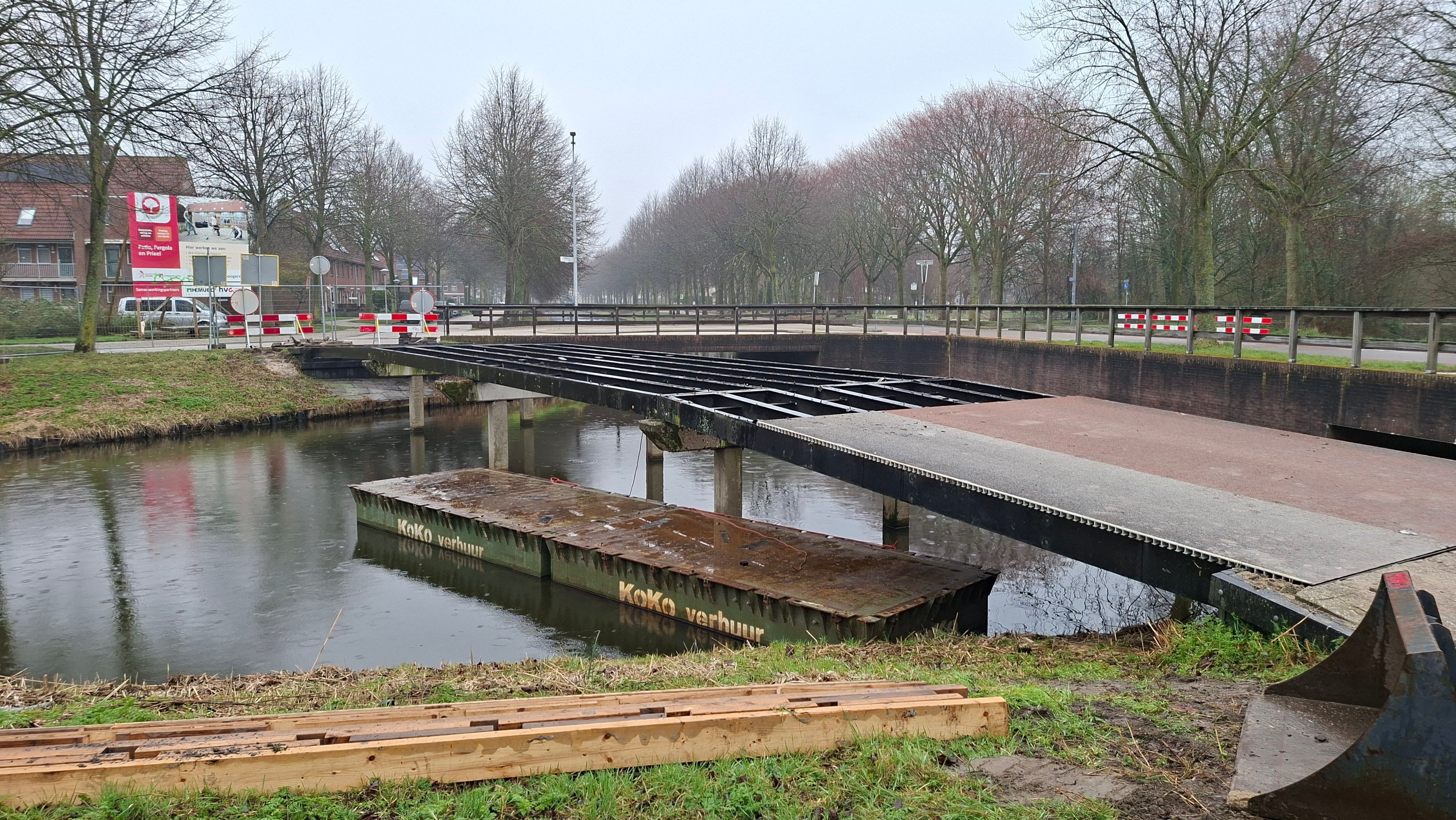 De brugleuningen en het dek zijn al verwijderd.