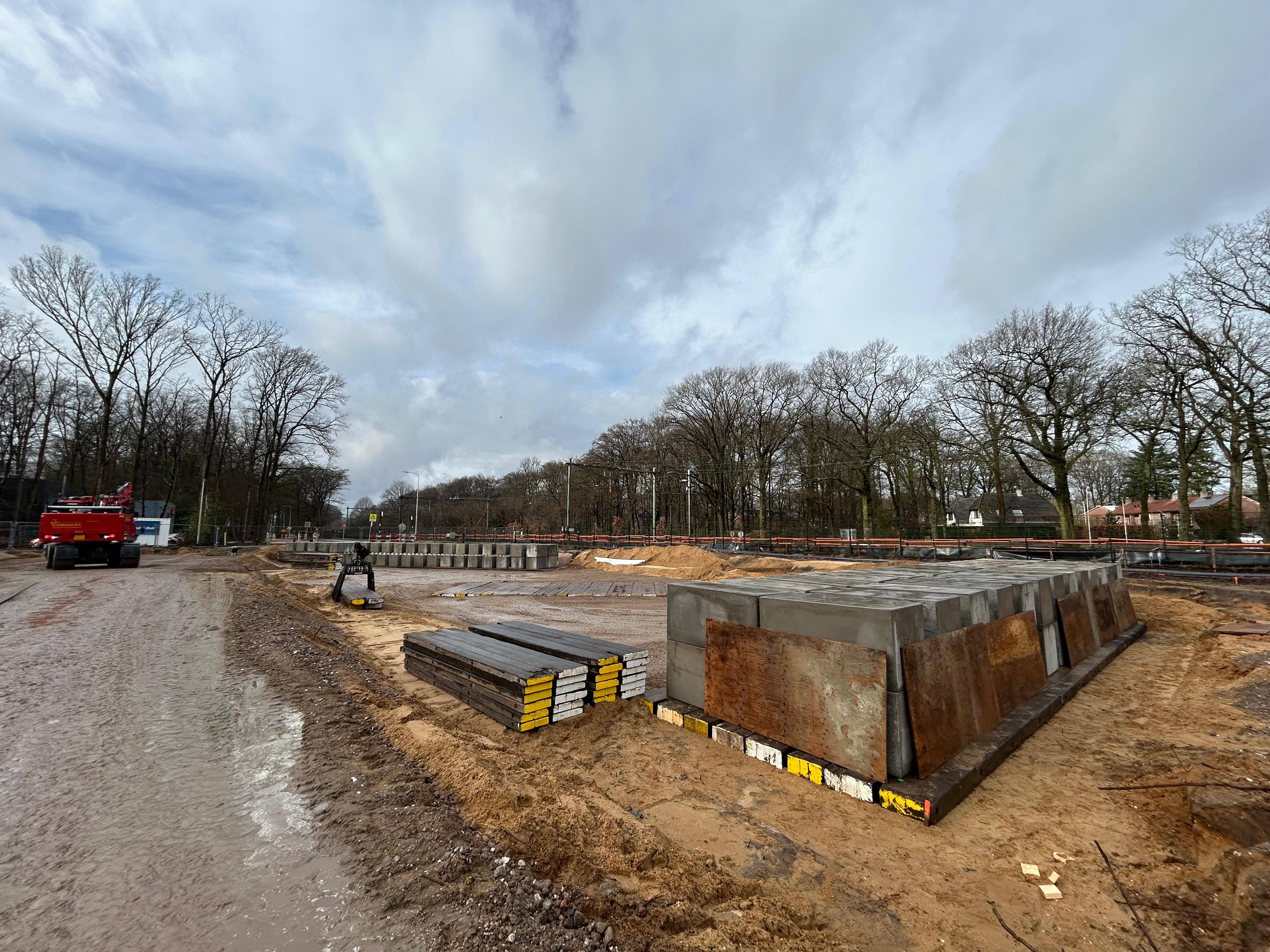Bouwterrein waar de spooronderdoorgang voorgebouwd gaat worden
