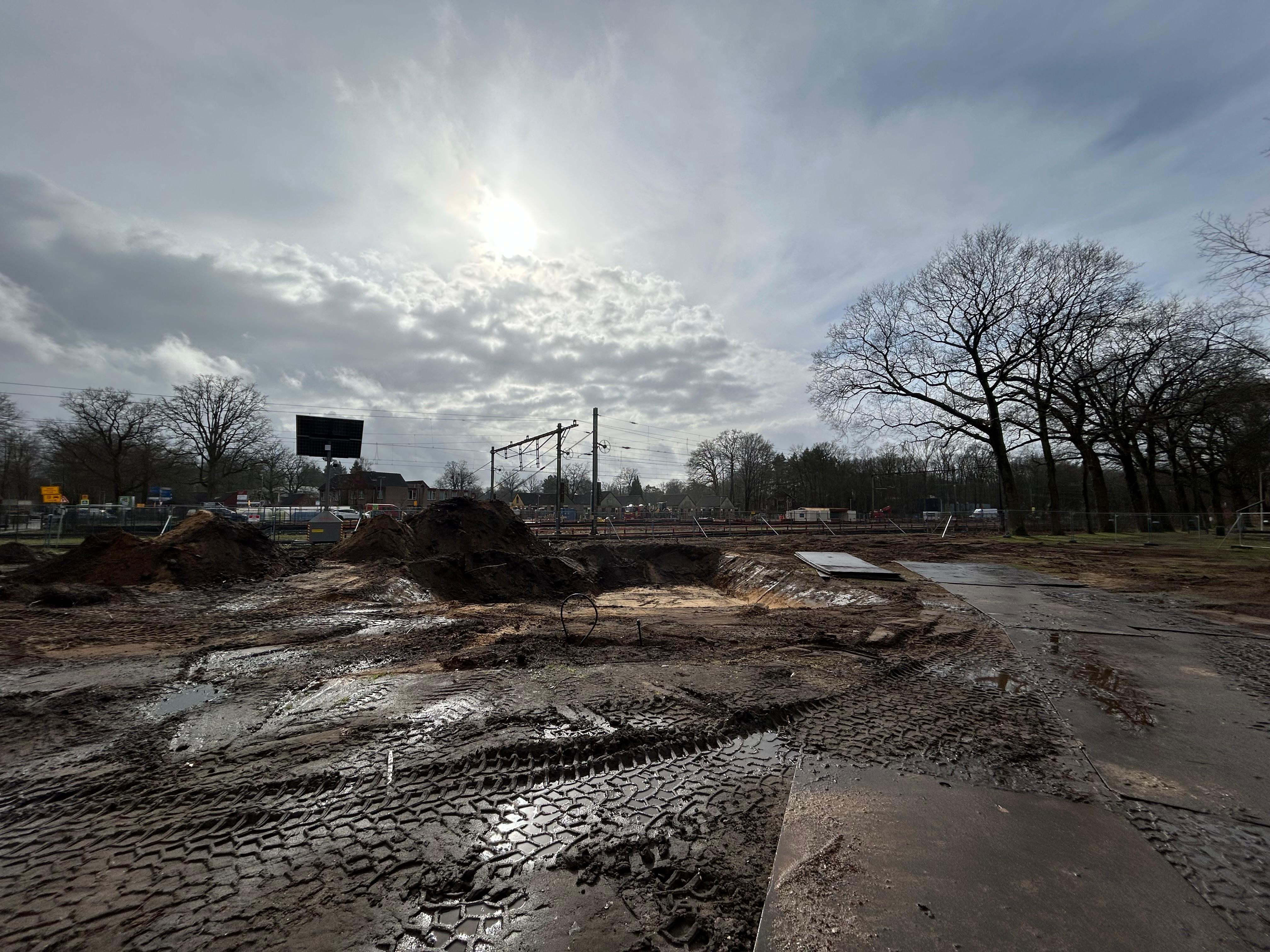 Bouwterrein waar de poeren van de langzaam verkeersbrug geplaatst gaan worden