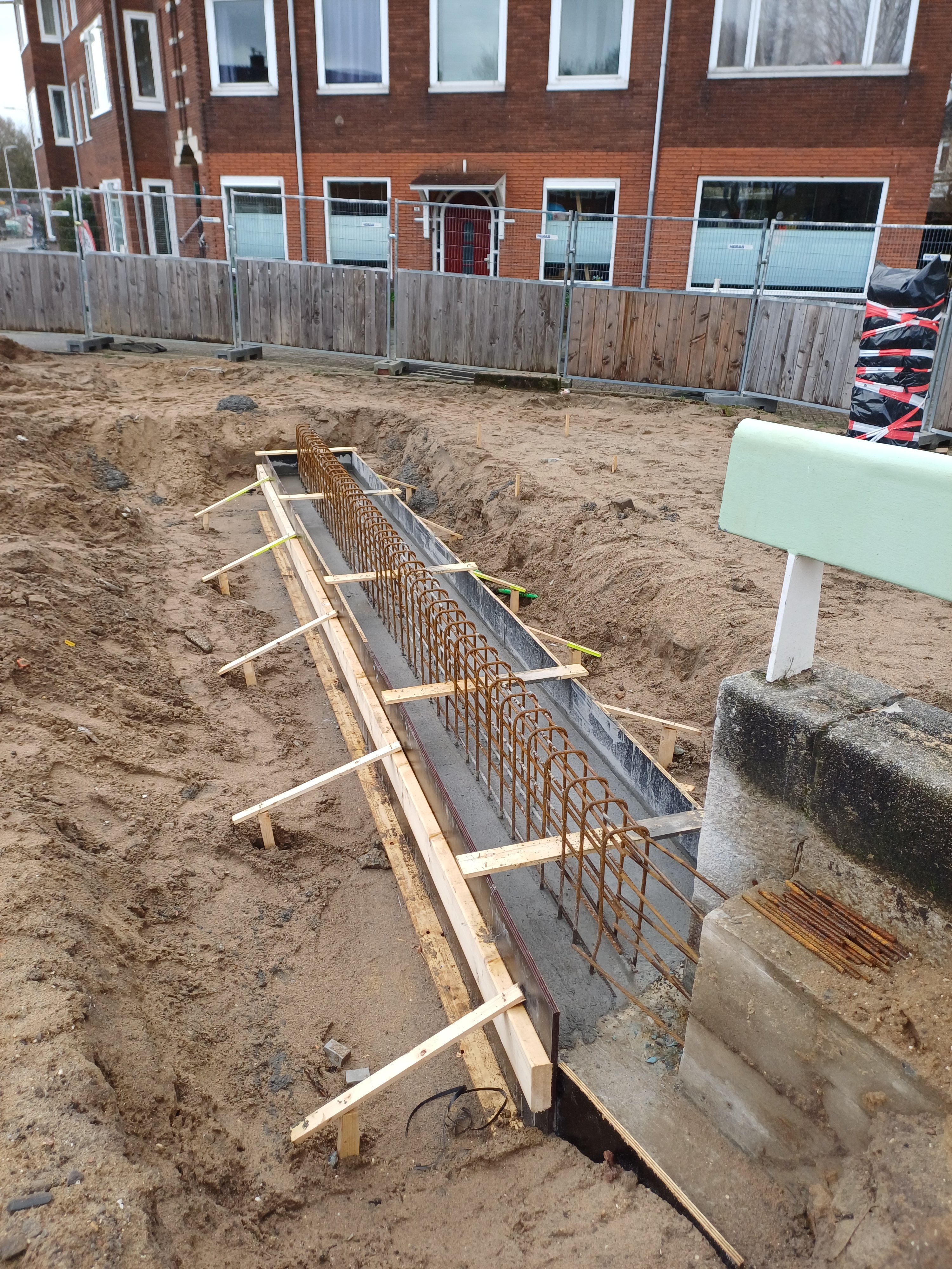 Betonwerk keermuur