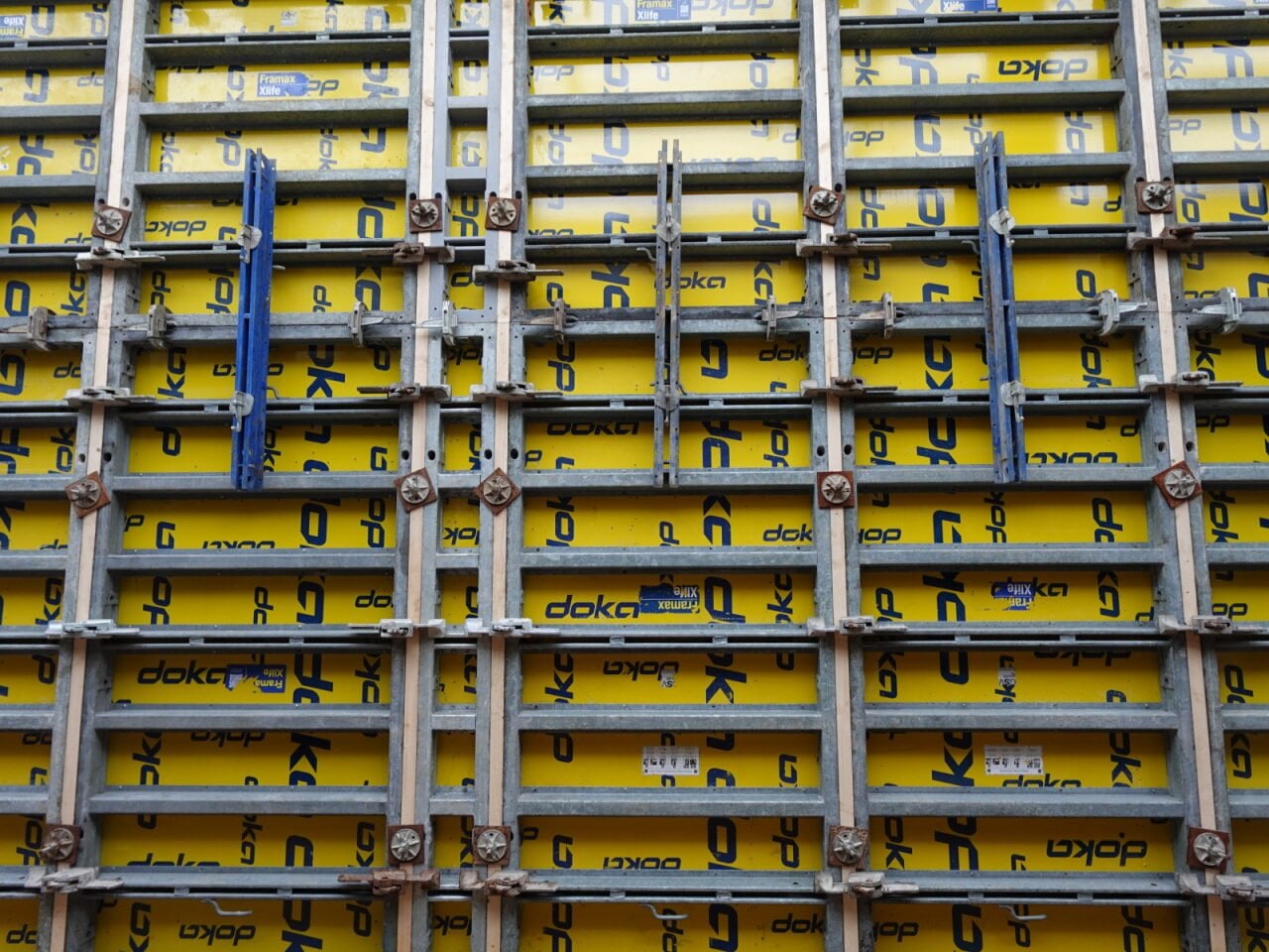 Bekisting van de wand van de fietsenstalling.