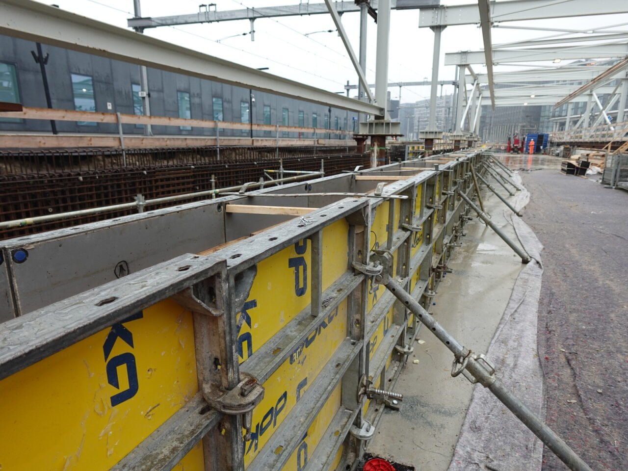 Bekisting voor de betonstort van de wand van de fietsenstalling.
