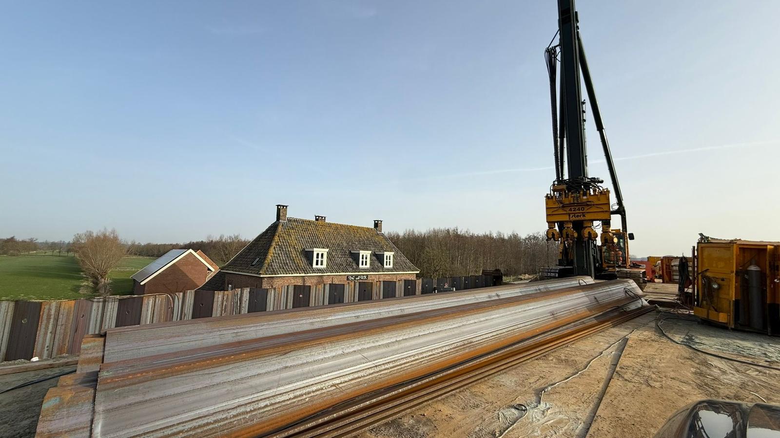 Damwandplanken op de weg voor De Ark.