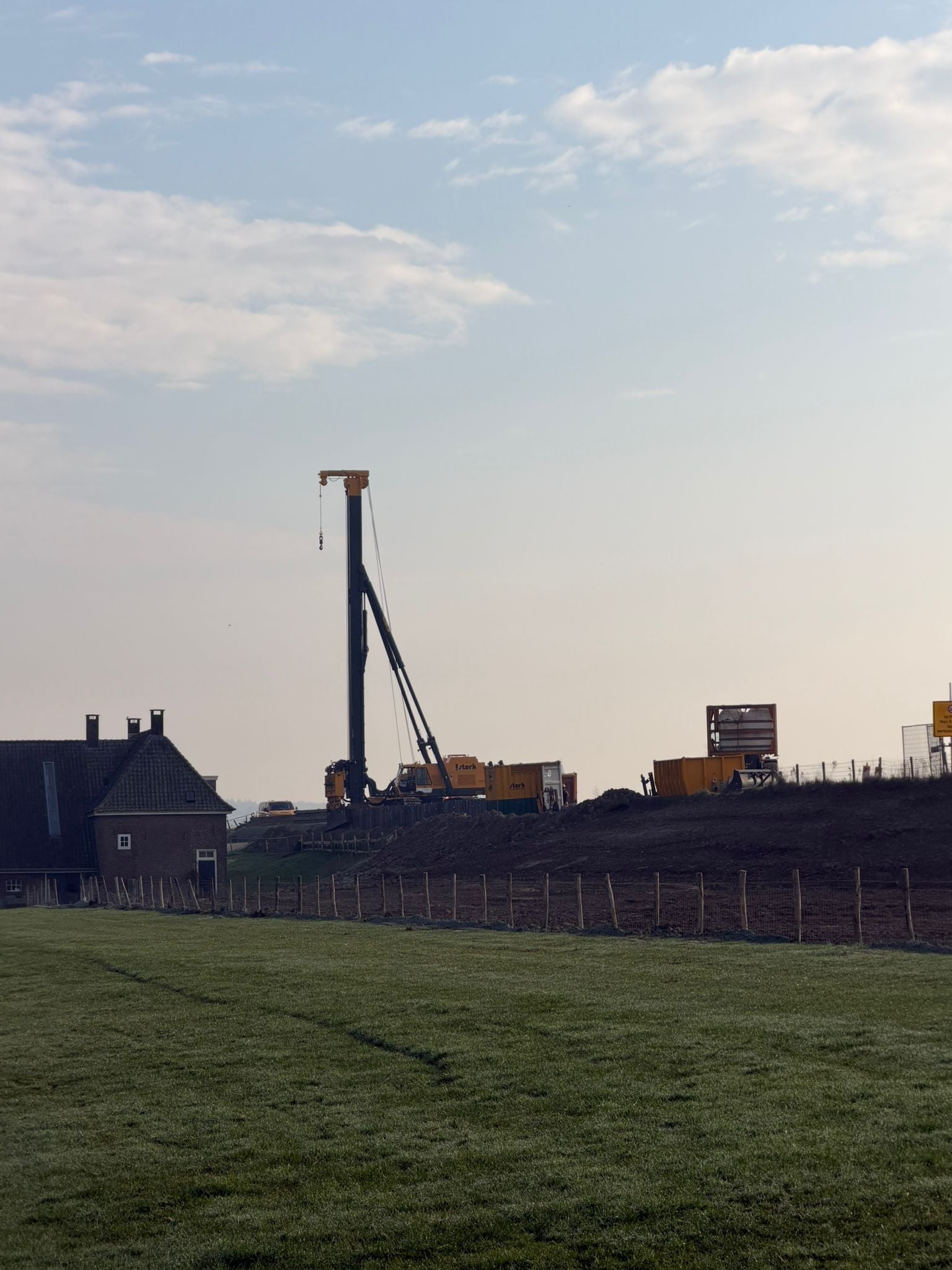 De damwandstelling op de dijk tijdens het aanbrengen van damwandplanken bij De Ark.