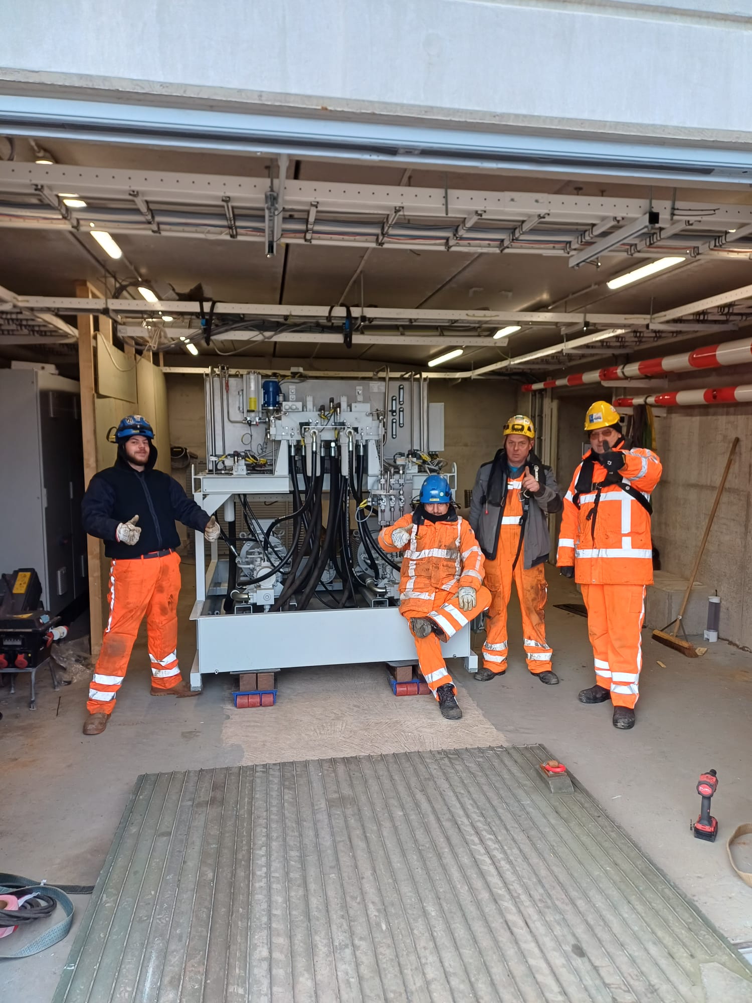 Foto 2: de hydropack-unit is door onze vakmensen weer teruggeplaatst in de technische ruimte.