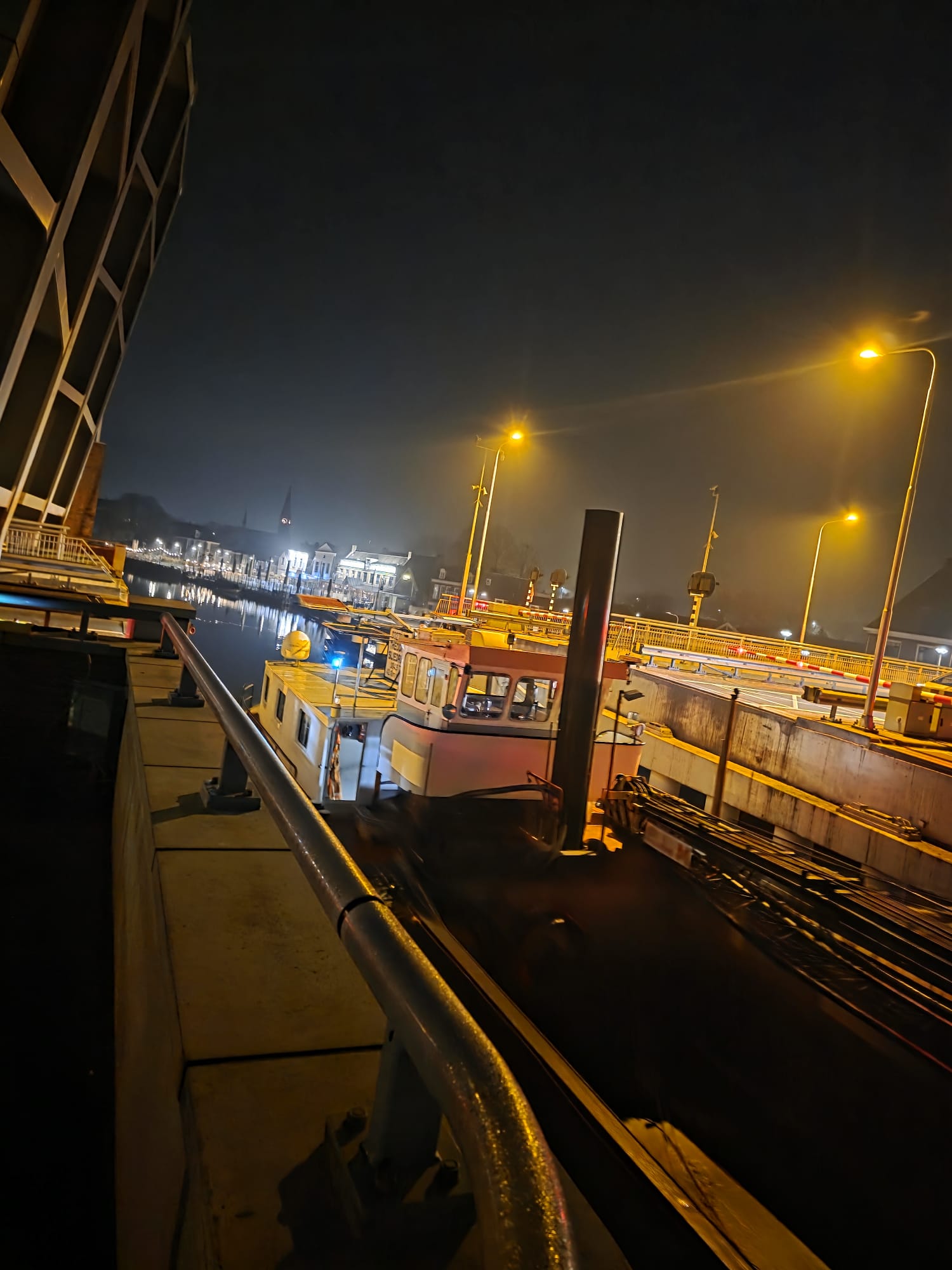 Foto 3: proefdraaiing brug, inclusief verplaatsing baggerschepen.