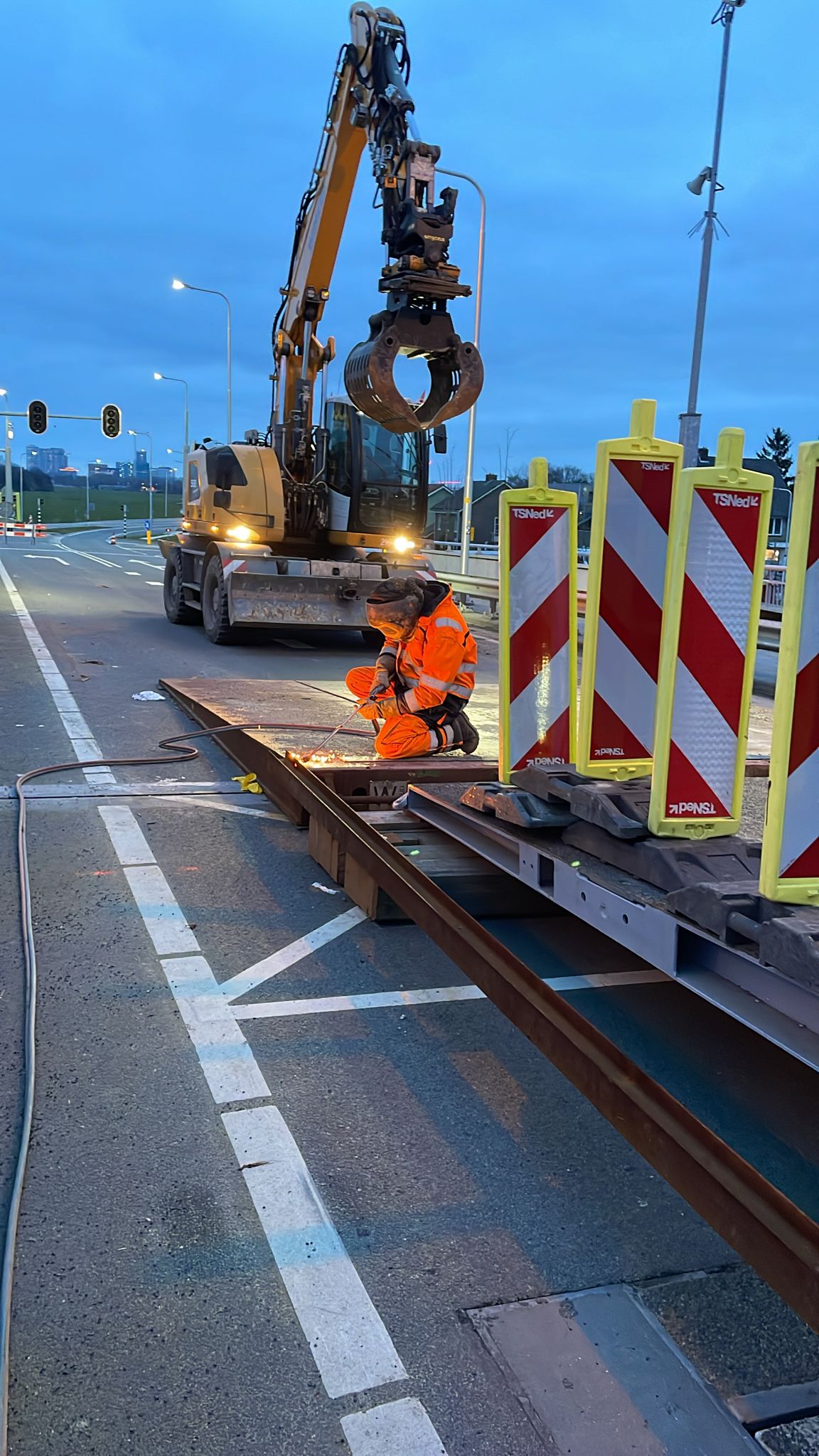 Foto 4: Het lossnijden van de oprijdplaten van de hulpbrug op zaterdag 14 februari.