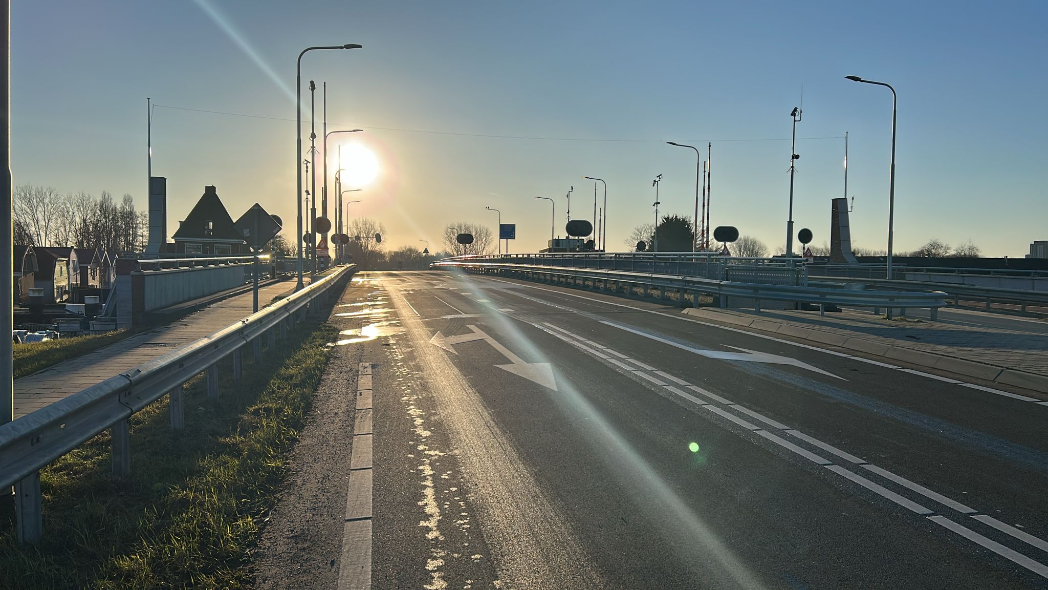 Foto 5:  Rond 17:00 uur op 14 februari was de hulpbrug op brug Zuid weer verwijderd.