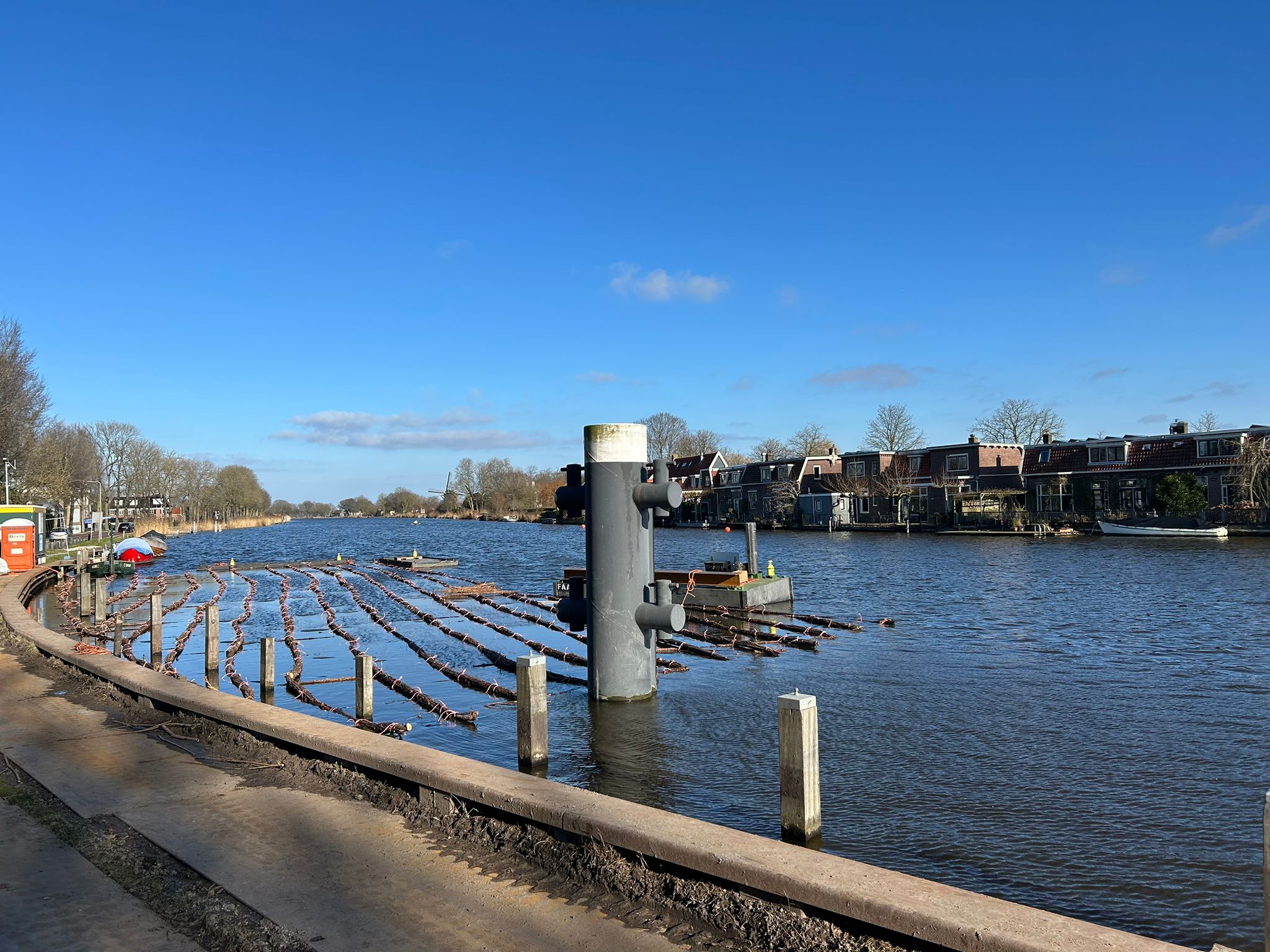 Foto 1: wiepenmat bij de wachtplaats voor de beroepsvaart welke over de steigerpalen is aangebracht.