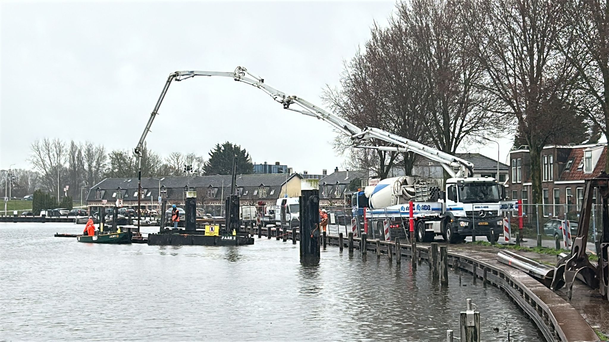 Foto 3: Aanbrengen colloïdaal beton bij de wachtplaats voor de beroepsvaart aan Amsteldijk-Noord.
