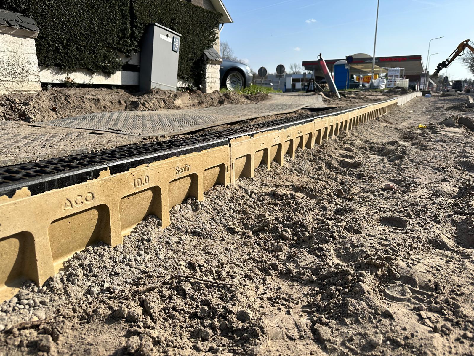 Afwateringsgoot om te zorgen dat het water goed afgewaterd wordt.