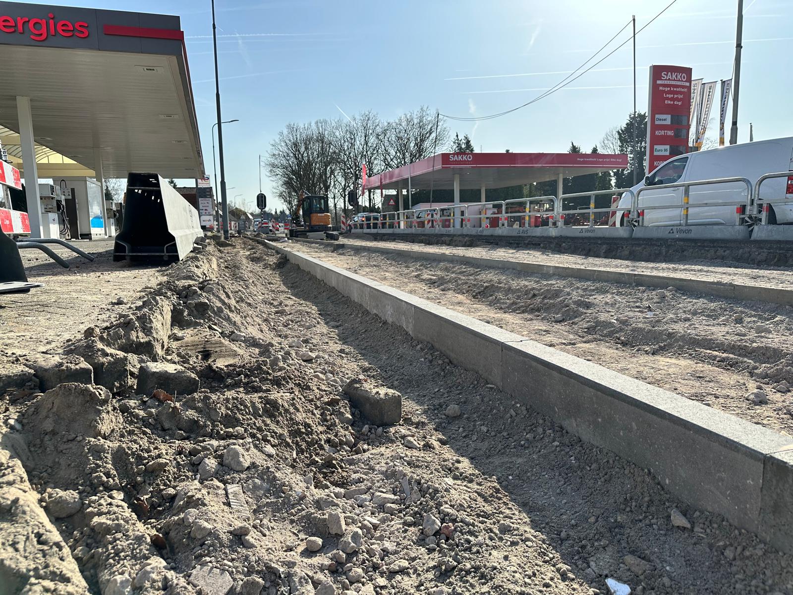 Bandenlijn aan de oostzijde.
