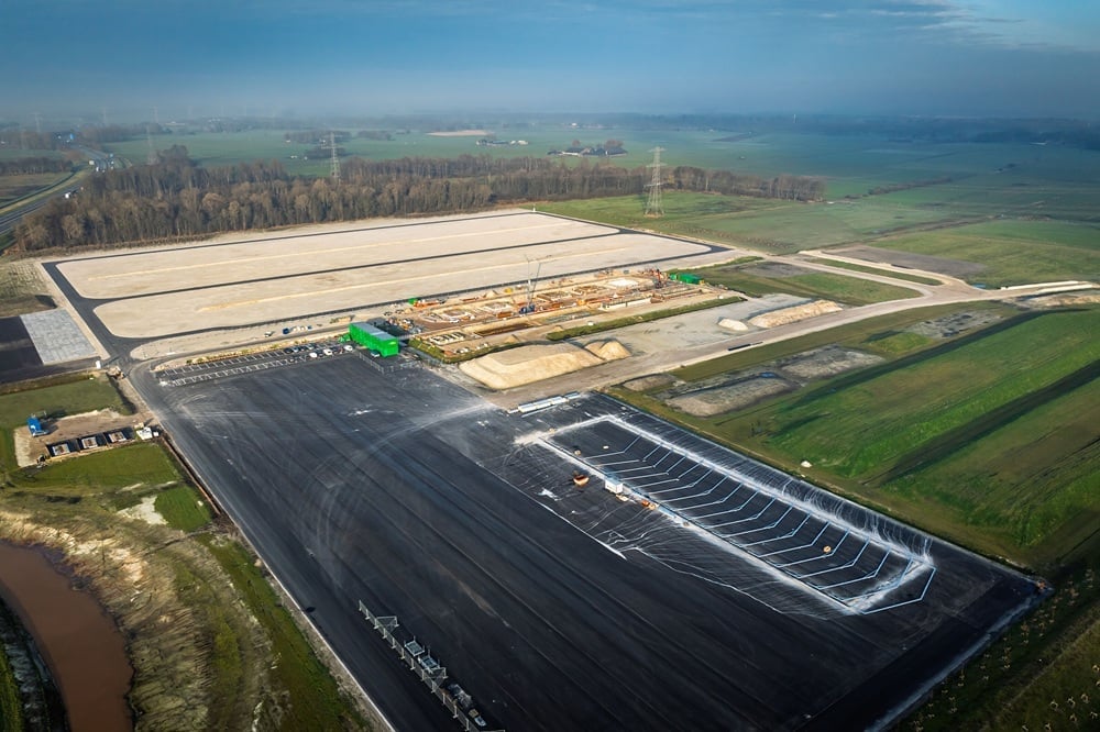De locatie van de opslagtent, wit gemarkeerd.