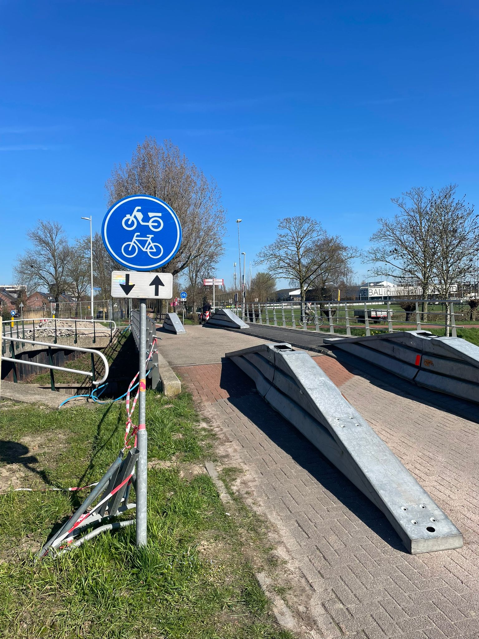 Nieuw verkeersbord voor fietsers, scooters en bromfietsen vanaf de Rijksstraatweg.