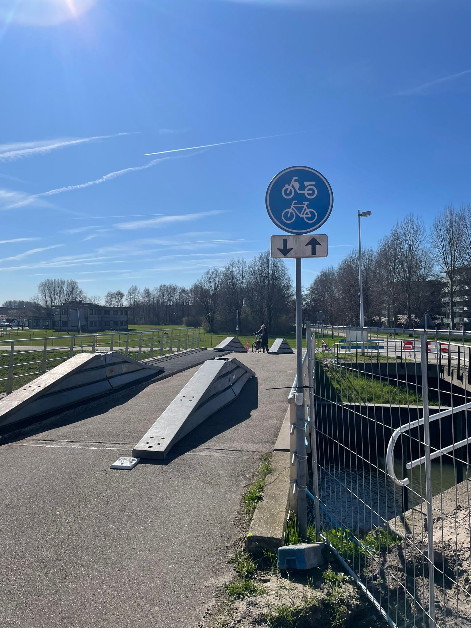 Nieuw verkeersbord voor fietsers, scooters en bromfietsen vanaf de Zandweg.