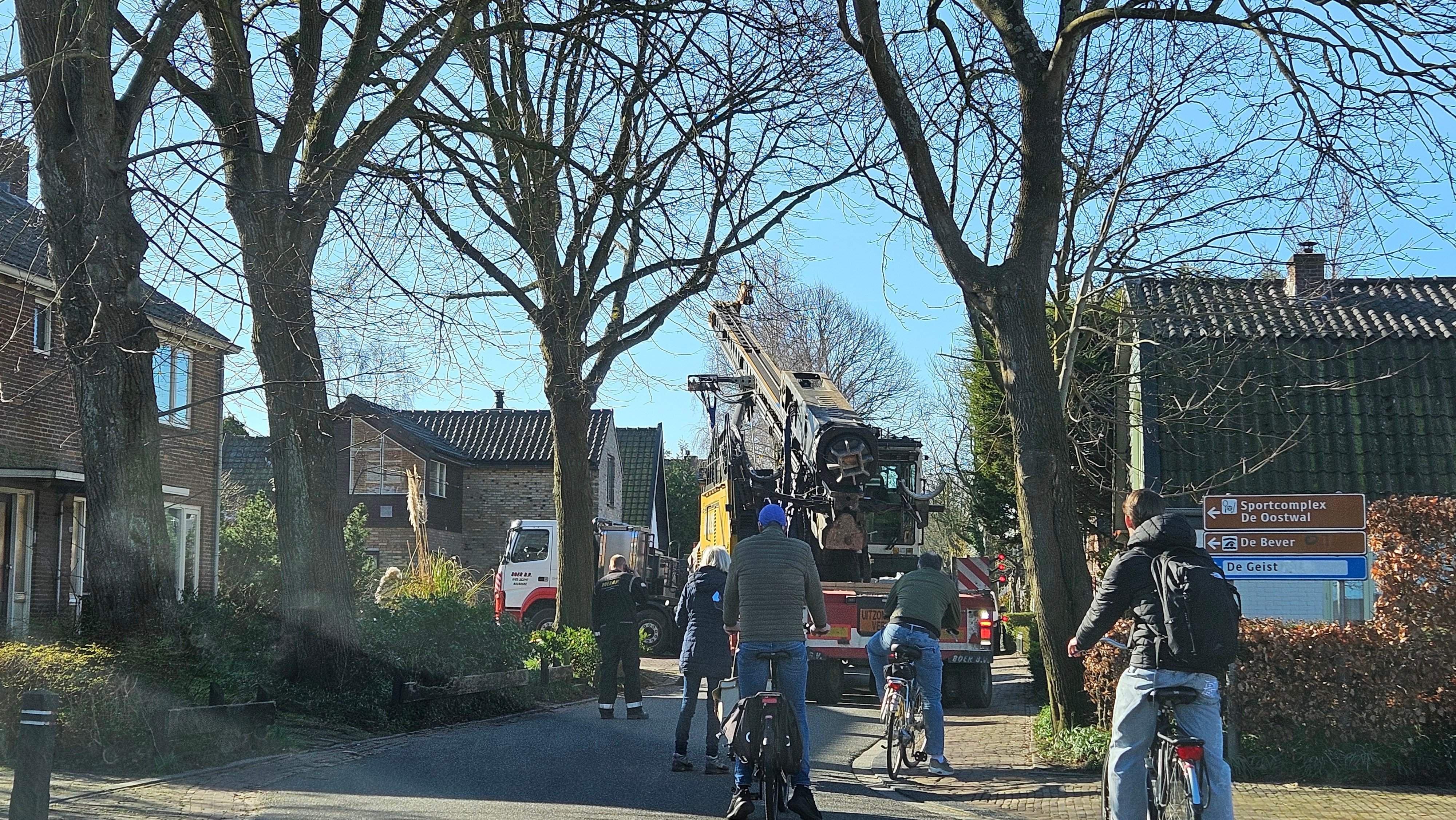 De vrachtwagen met de heistelling moet lastig manoeuvreren om op de Bovenweg te komen.