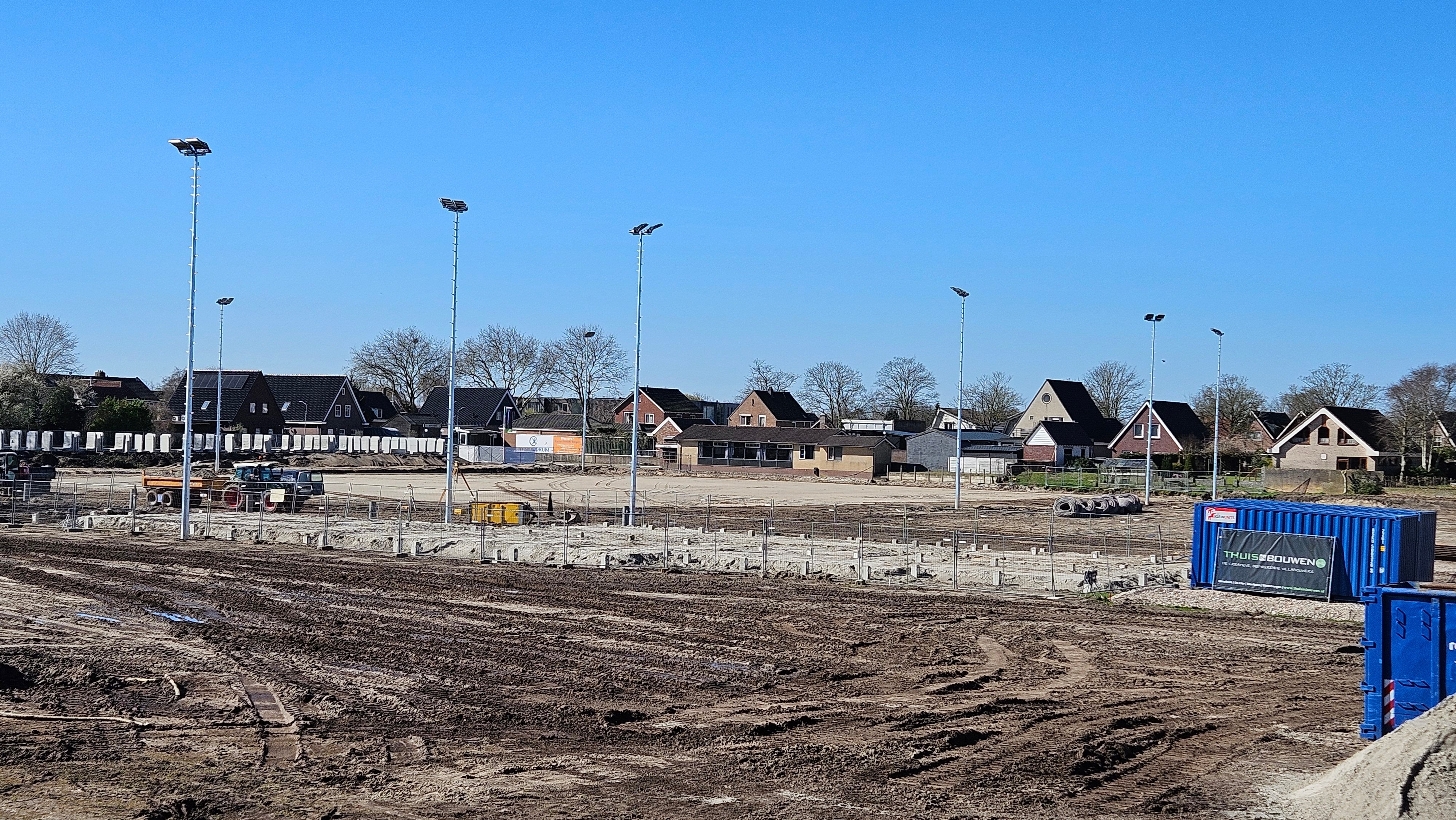 De funderingspalen van het clubgebouw zijn zichtbaar.
