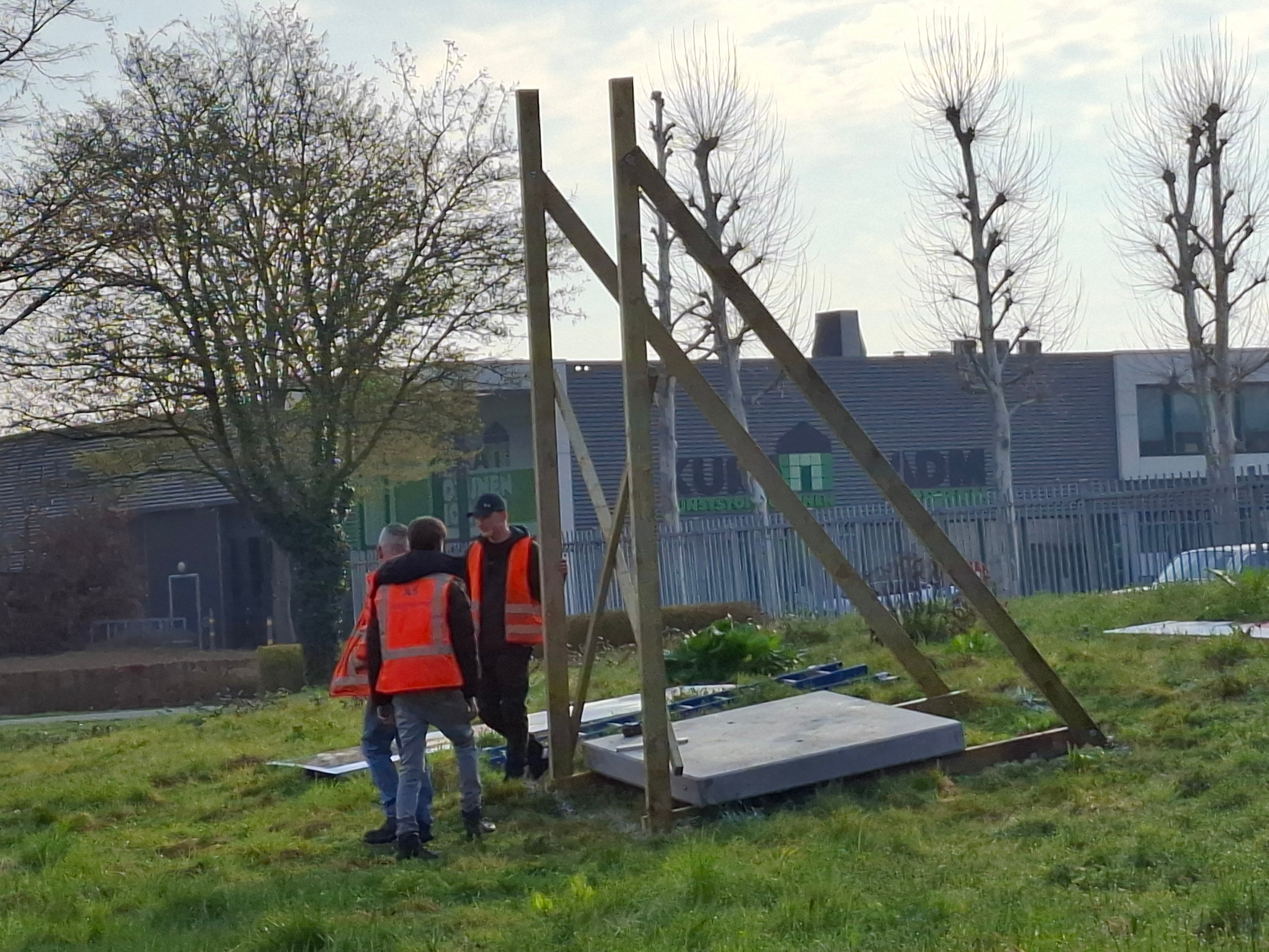 Het bouwbord aan de Fregatweg moest worden verplaatst...
