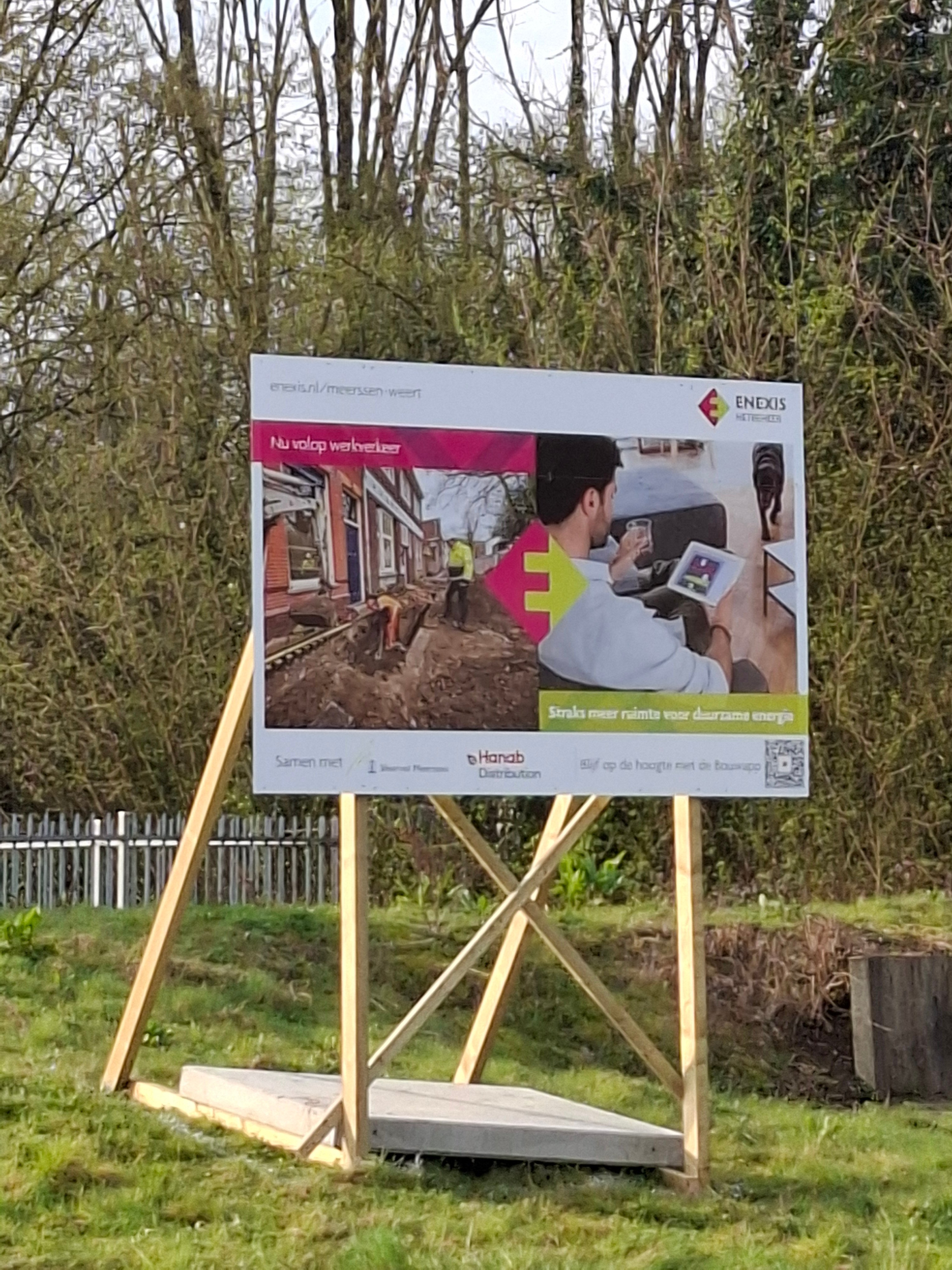 Het bord staat op zijn nieuwe plek, mét de juiste QR-code.
