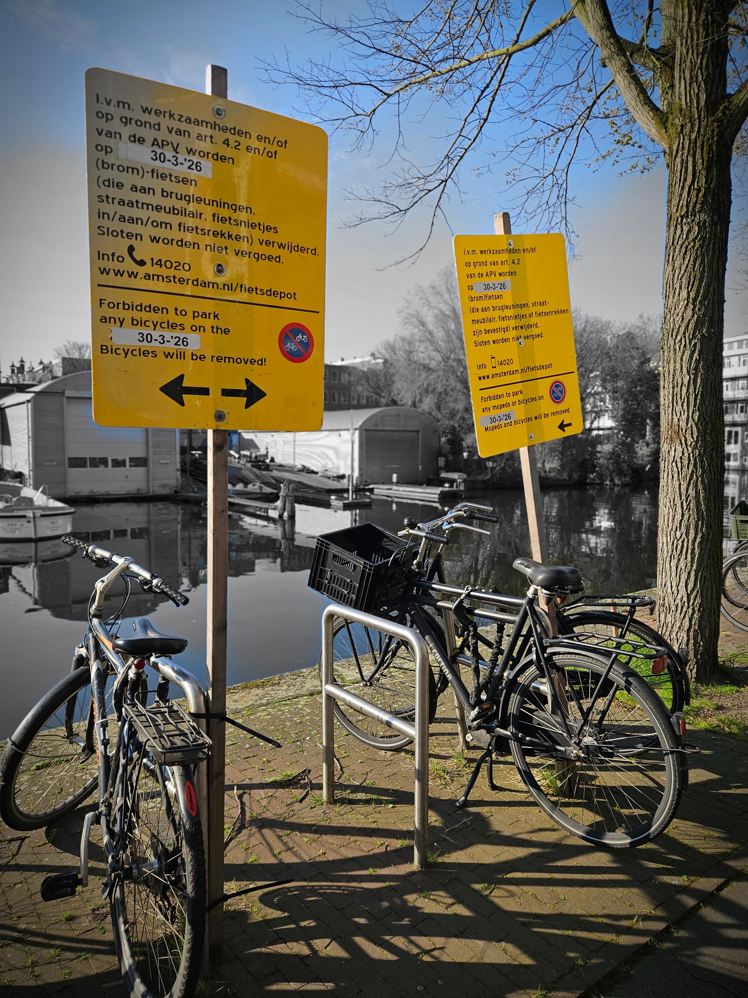 Tijdens het werk zijn sommige parkeerplaatsen en fietsnietjes buiten gebruik.