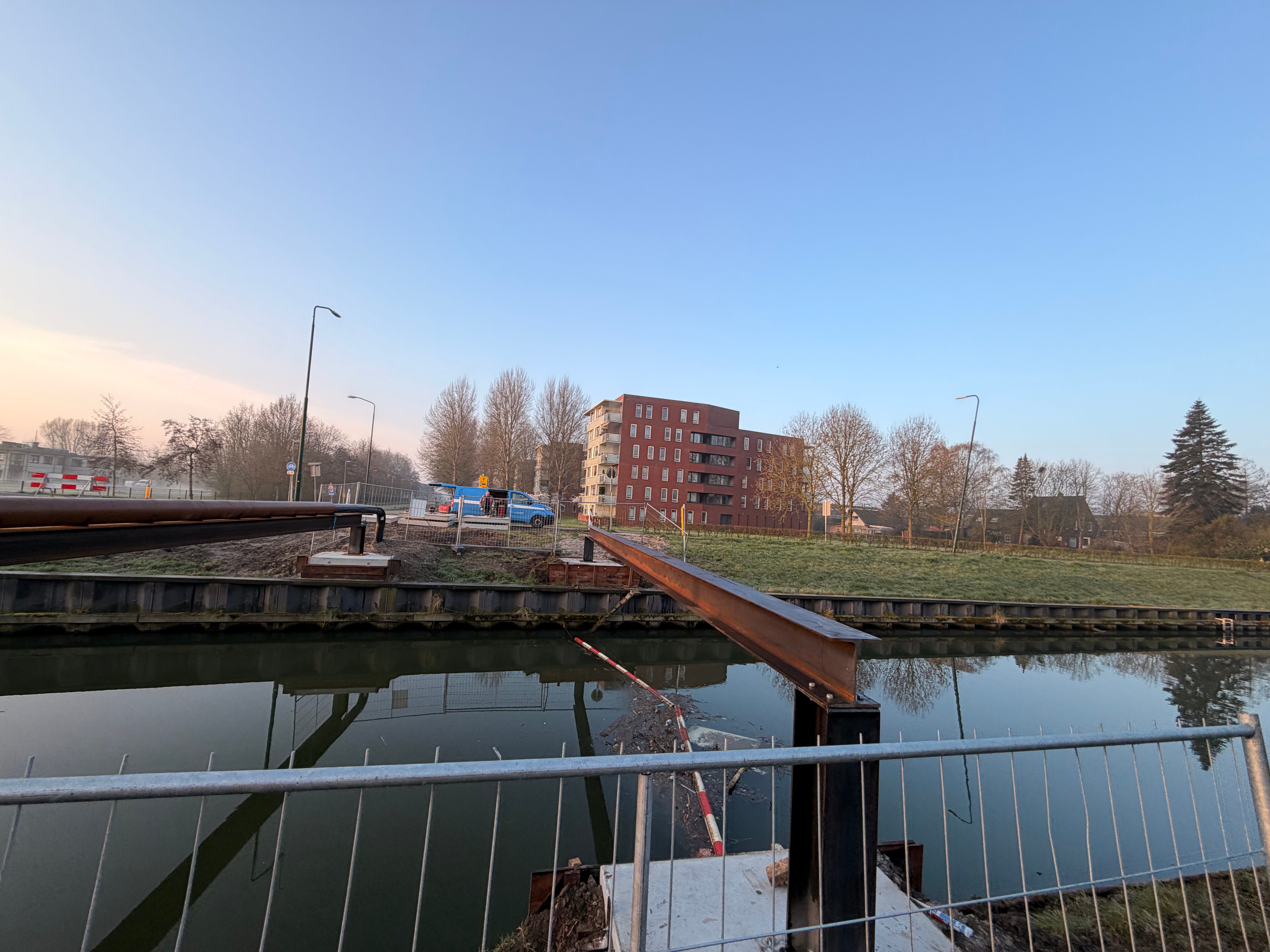 De beveiligende constructie gefotografeerd vanaf de Zandweg.