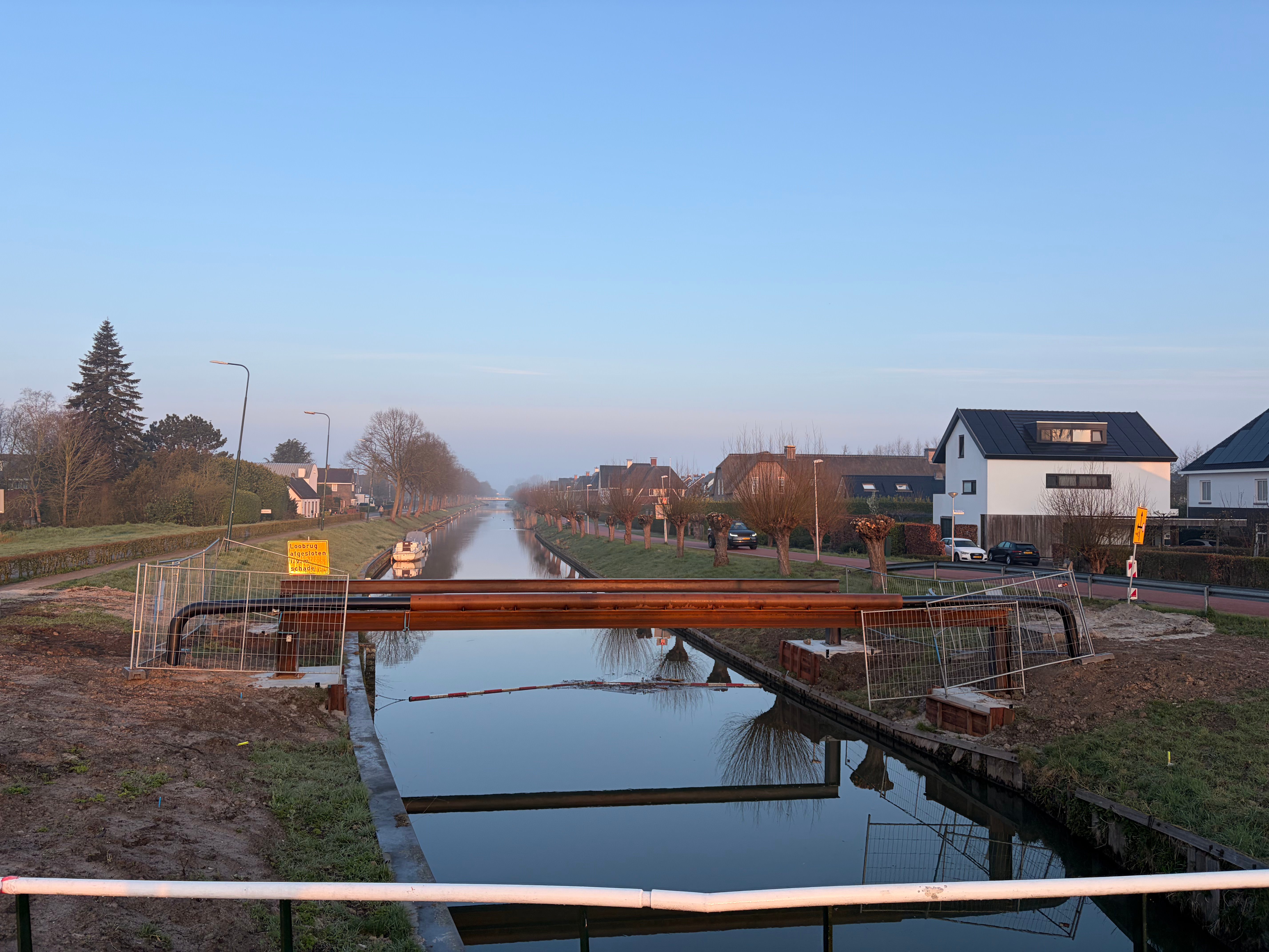 De twee constructies over het water gefotografeerd vanaf de Loobrug.