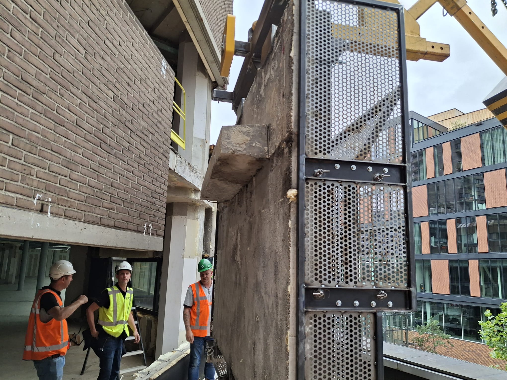 De klem waarmee de delen in 1x uit de gevel worden gehaald.