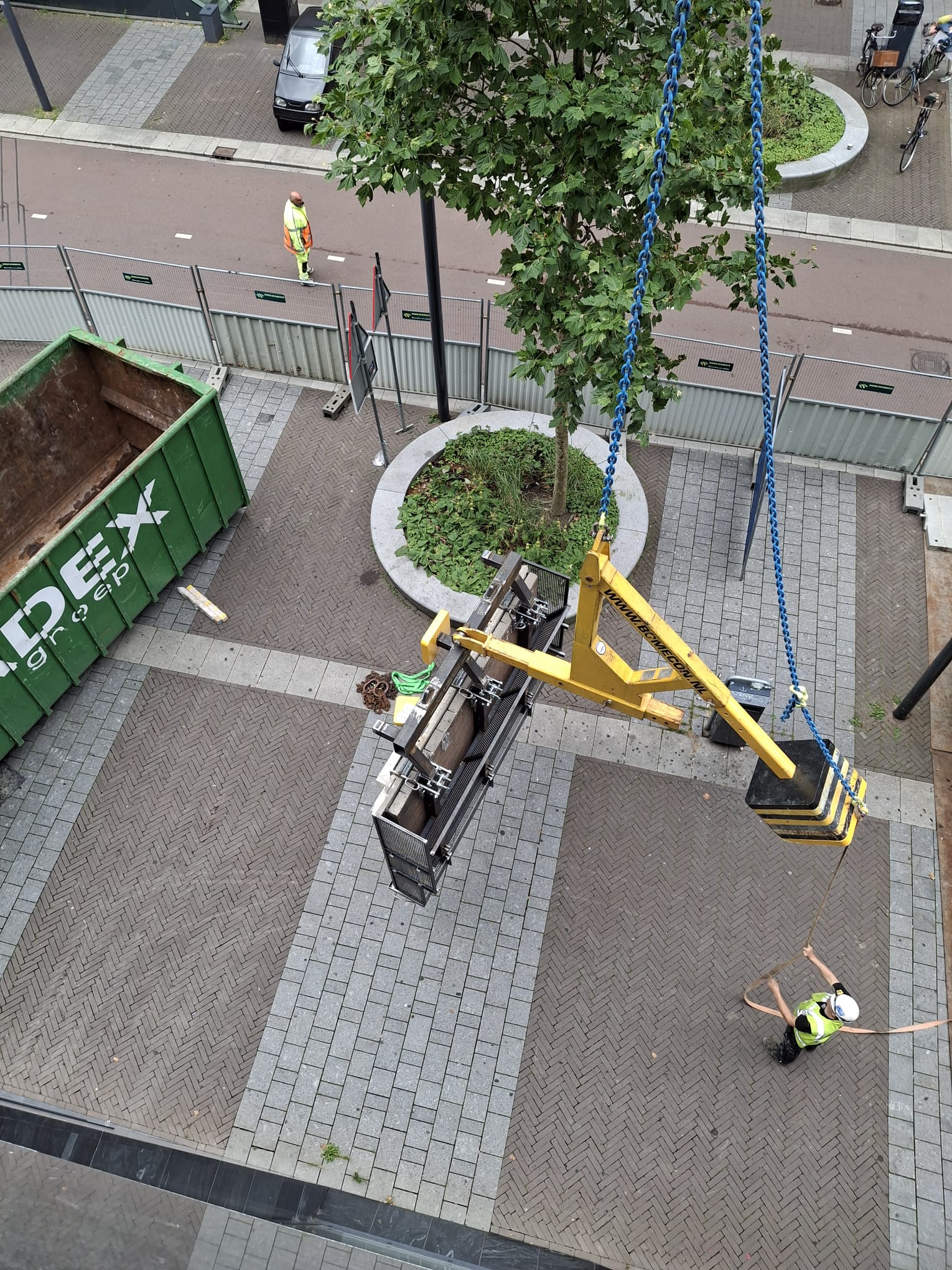 Zo wordt het puin afgevoerd.