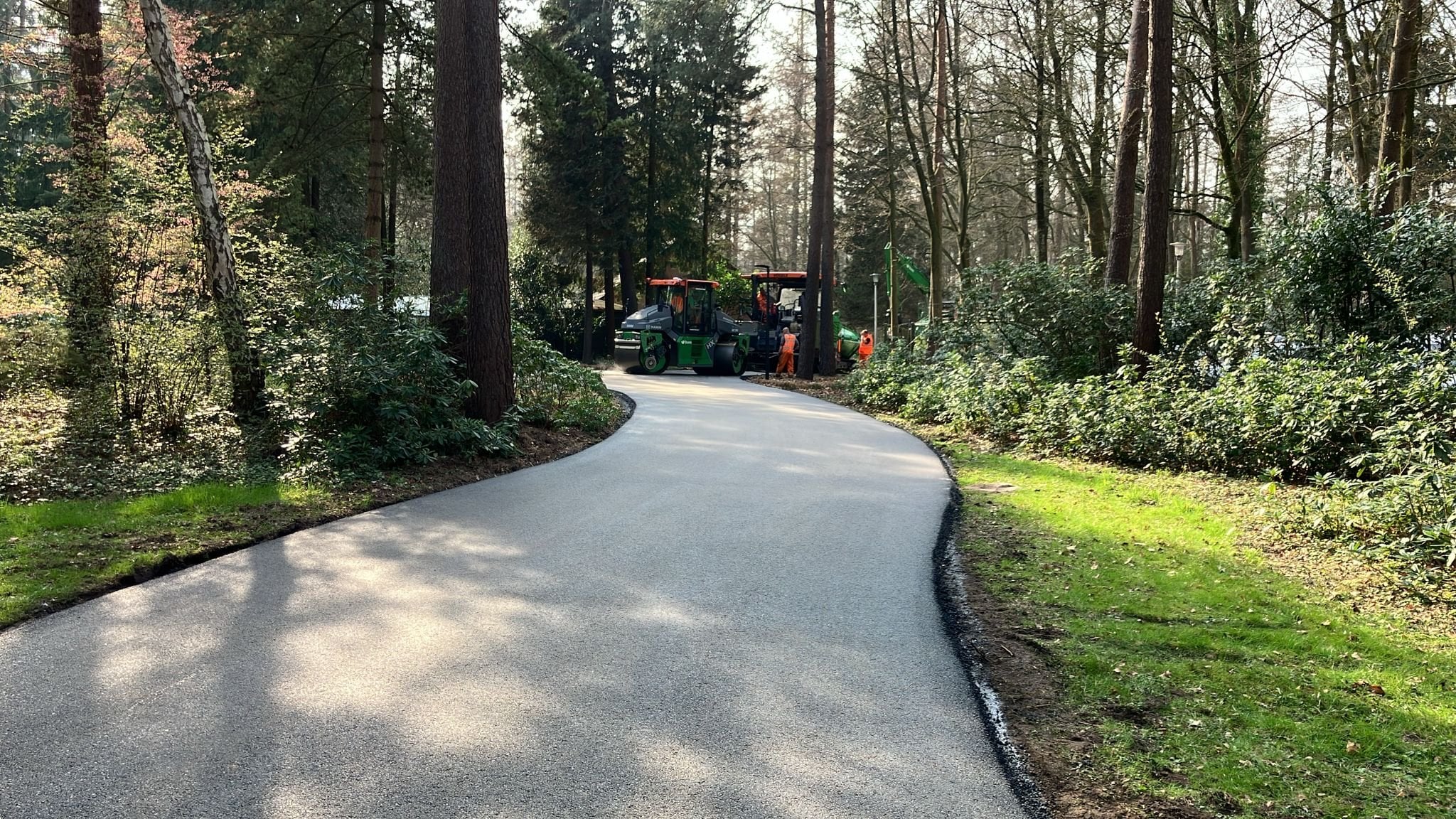 Nieuw asfalt op de weg richting de begraafplaats