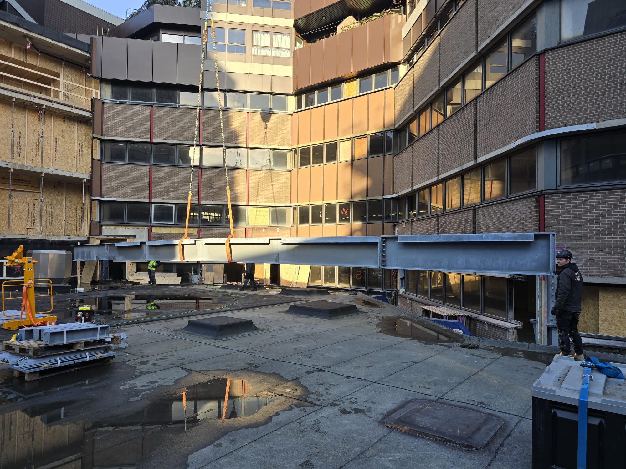 Eerste balk van de constructie van de binnentuin wordt geplaatst.
