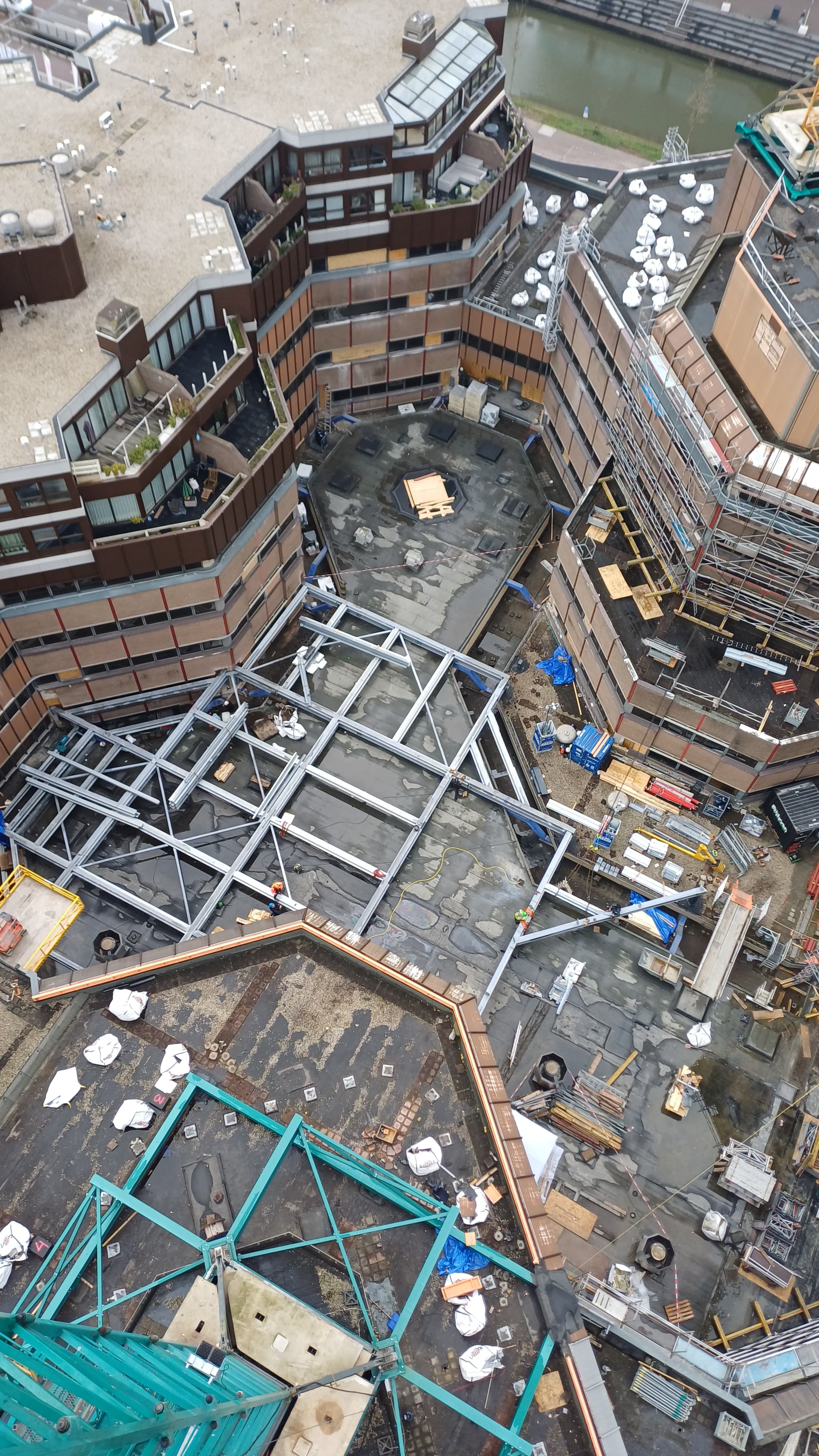 Het grootste deel van de constructie staat.