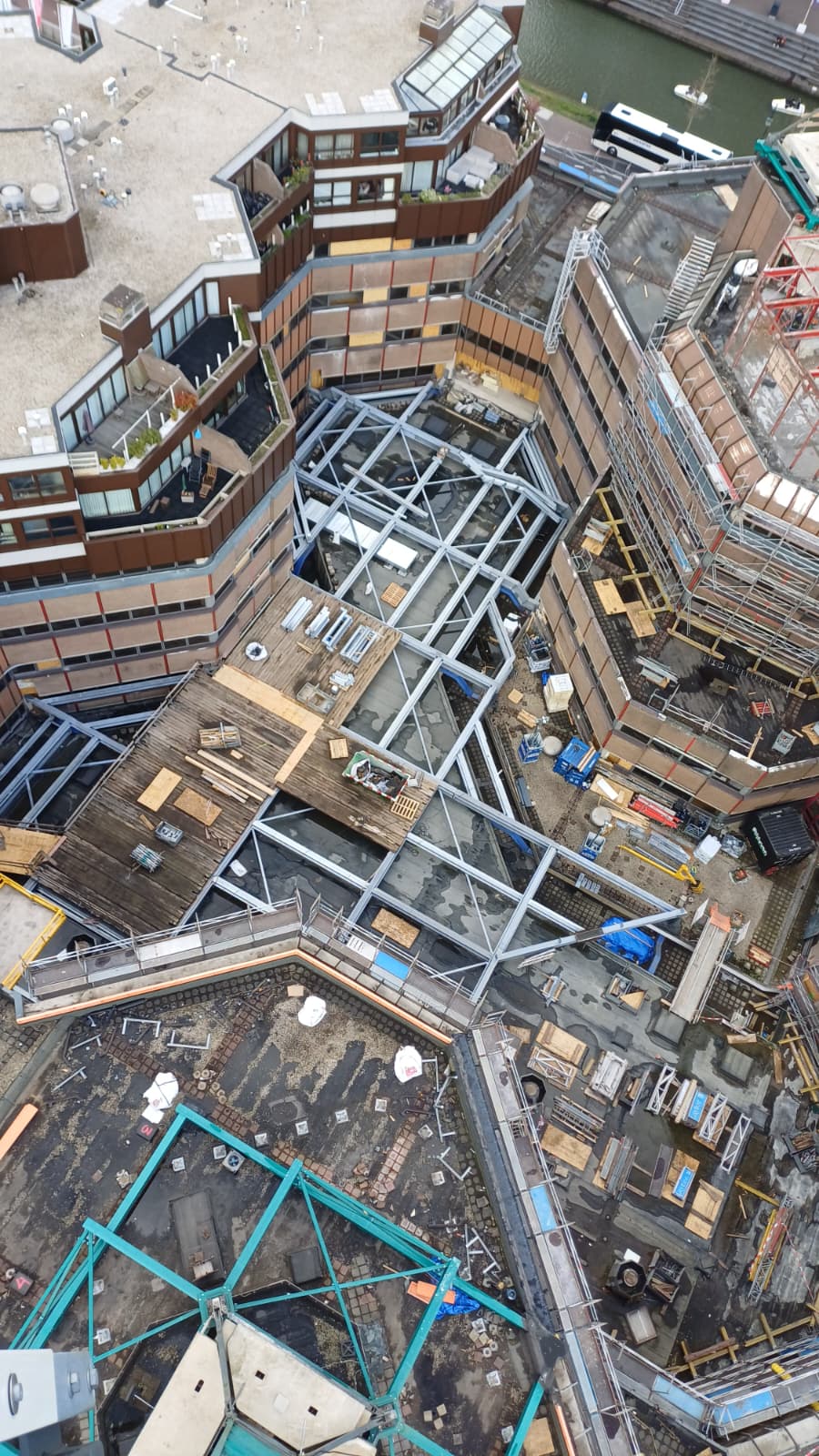 De constructie kan worden gebruikt. Er is een balken vloer opgelegd waarop we kunnen staan.