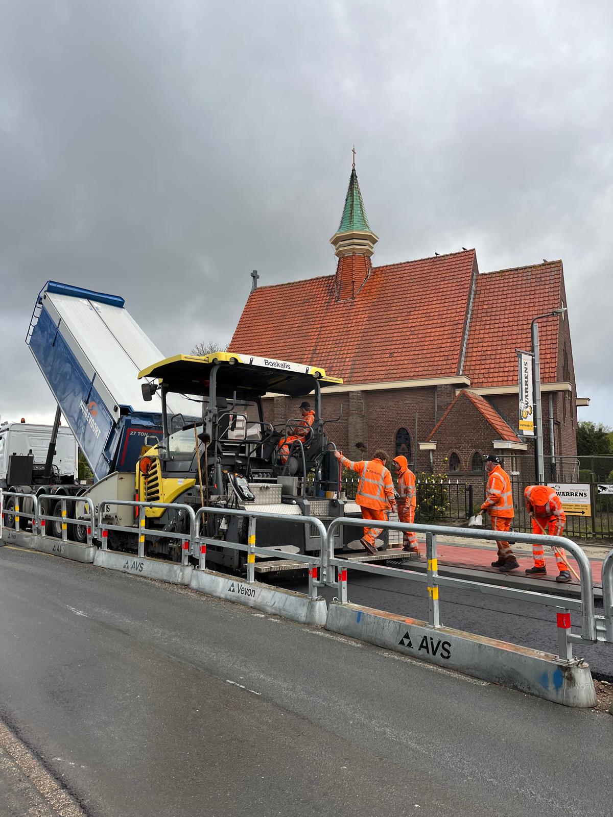 Asfaltploeg vanaf de huidige bypass gezien aan het werk