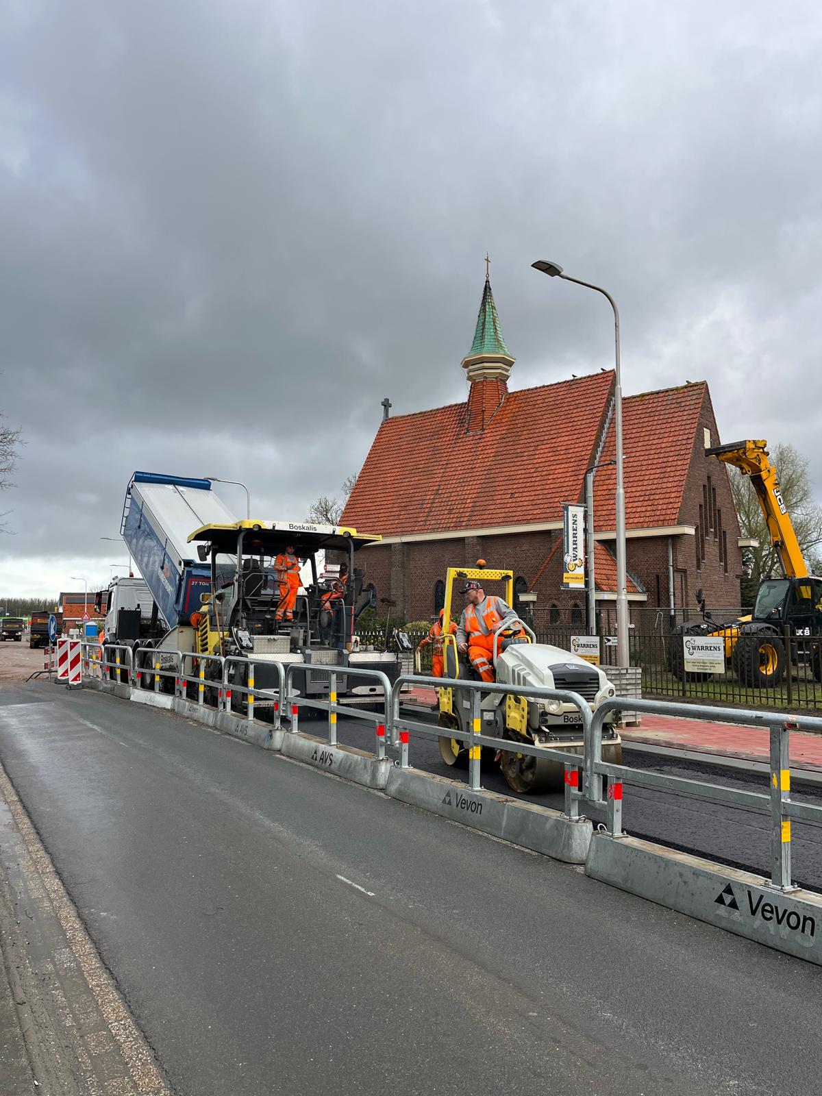 Het mengsel wordt gekiept en verwarmd. Het asfalt wordt onderaan aangebracht.