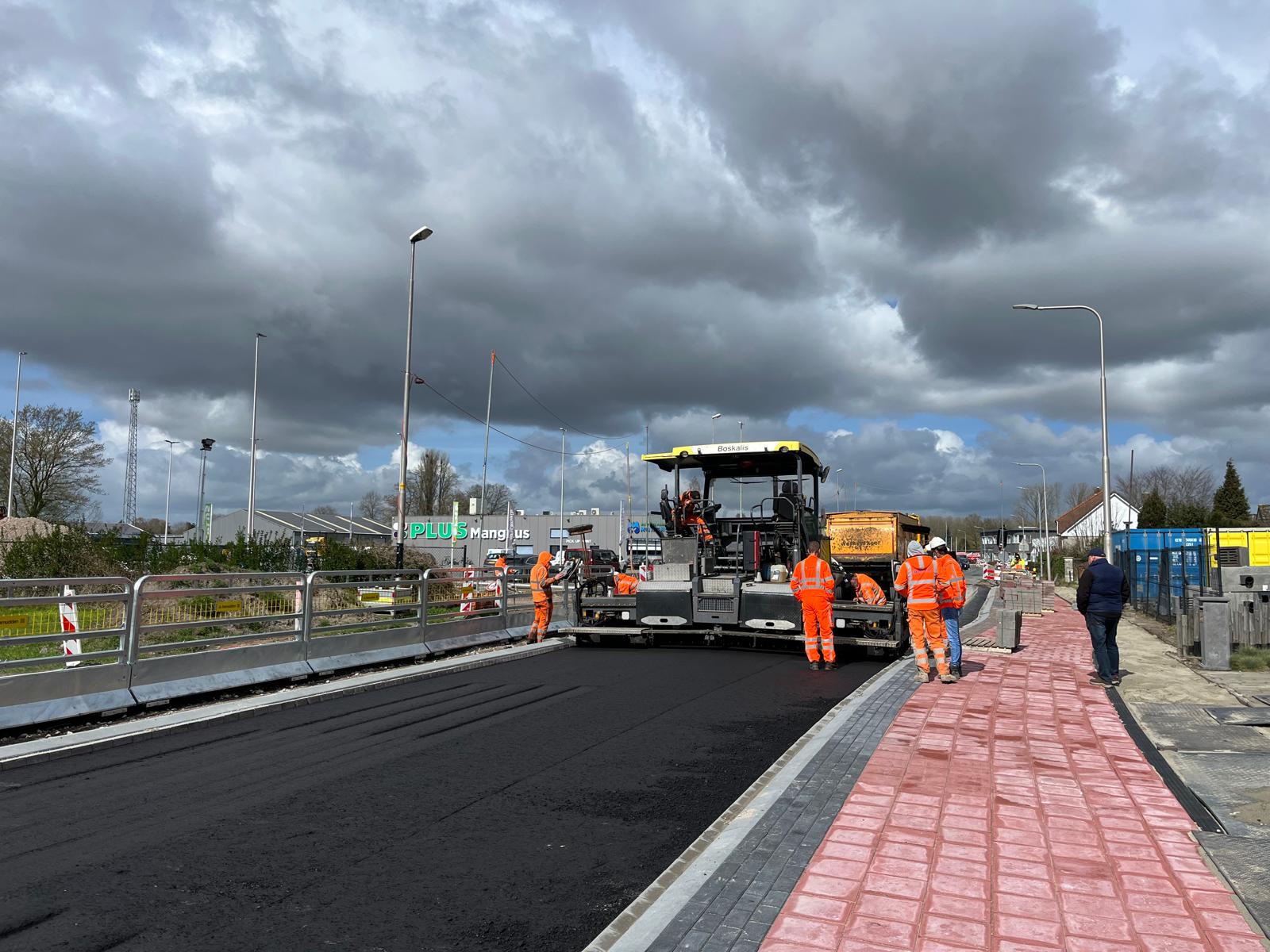 Een mooi overzichtsbeeld van het nieuwe fietspad (rood) en de nieuw aangelegde rijstrook.