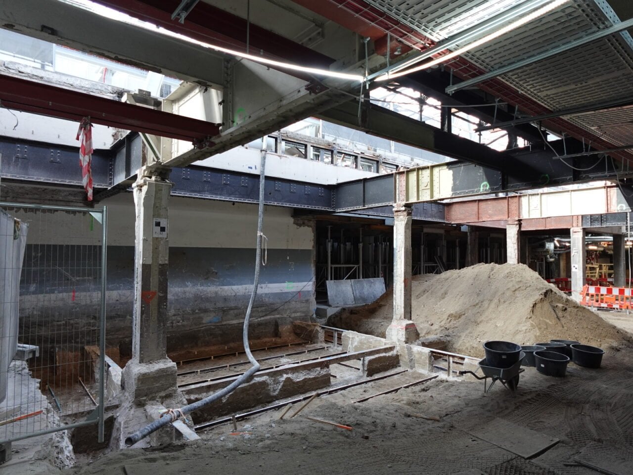 De aanzet voor de fundering voor de nieuwe trap naar perron 5 onder het IJ-viaduct.