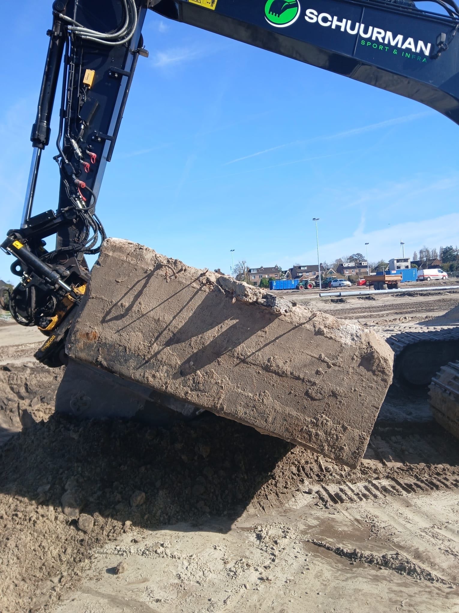 Nog een verrassing: een betonnen bak in de grond.