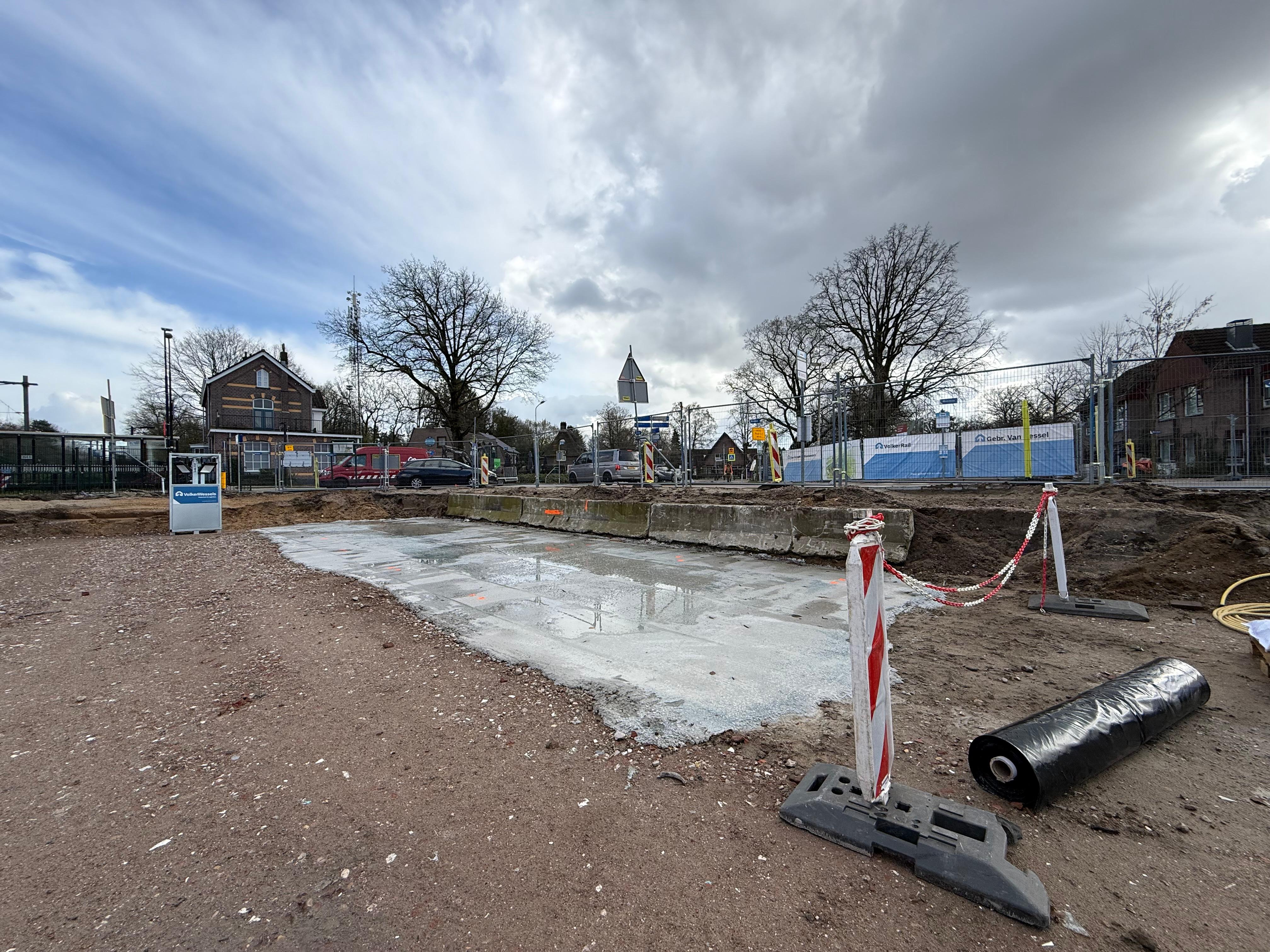 Op deze plek wordt de liftput voor de lift bij het station voorgebouwd