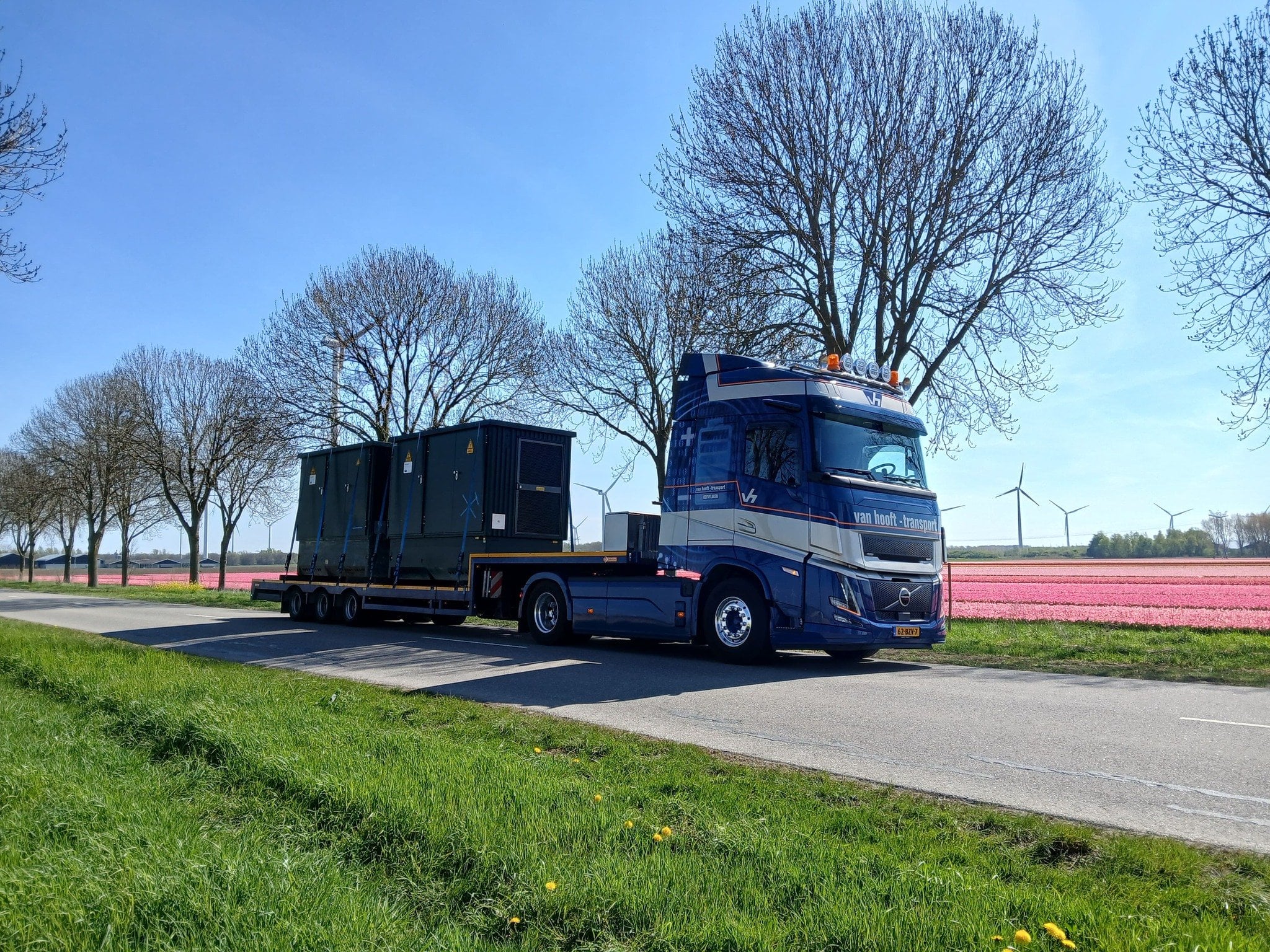 Twee Pacto's op een dieplader.